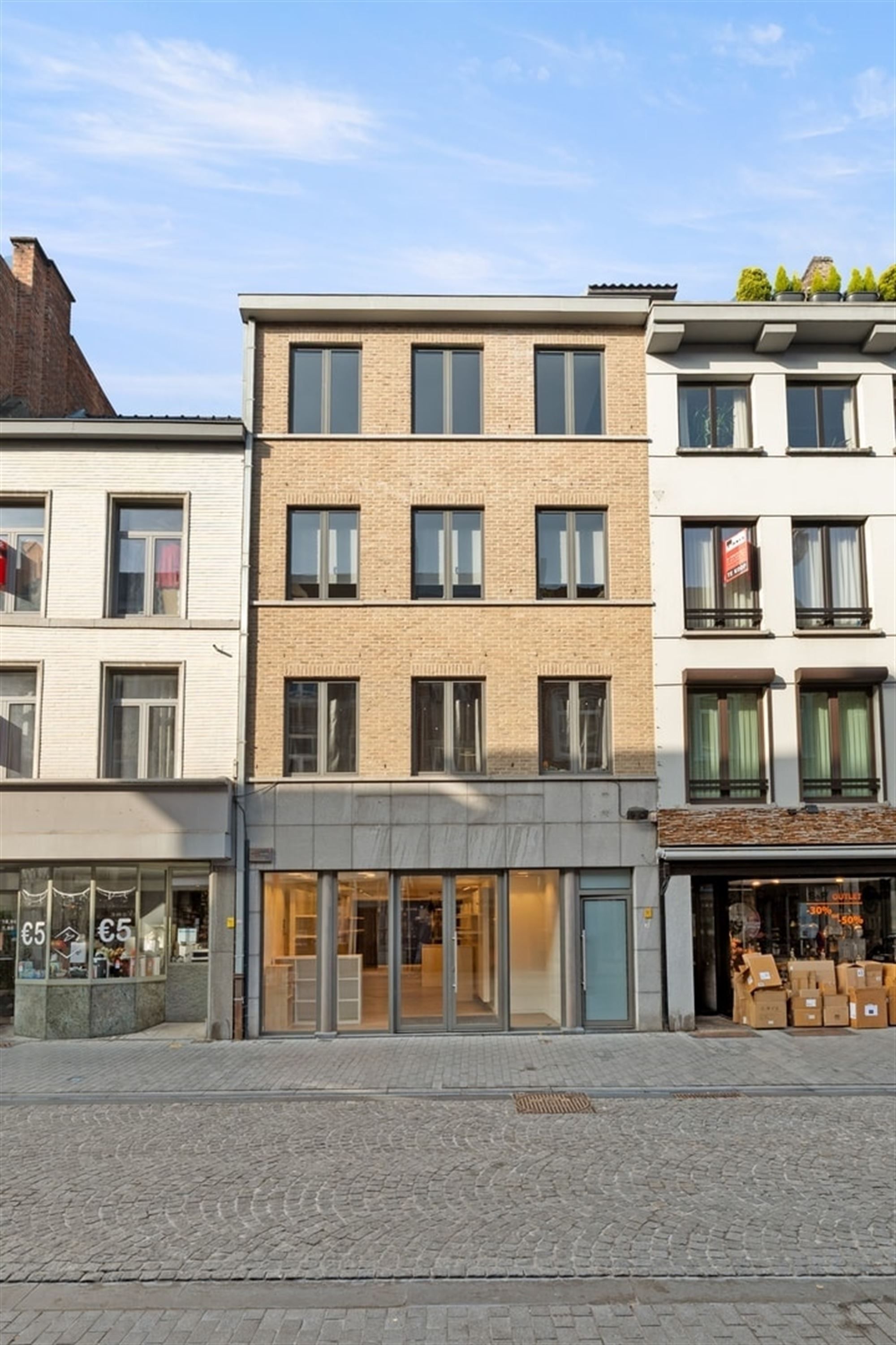 HANDELSRUIMTE TE HUUR MIDDEN IN HET STADSCENTRUM VAN SINT-TRUIDEN  foto {{pictureIndex}}