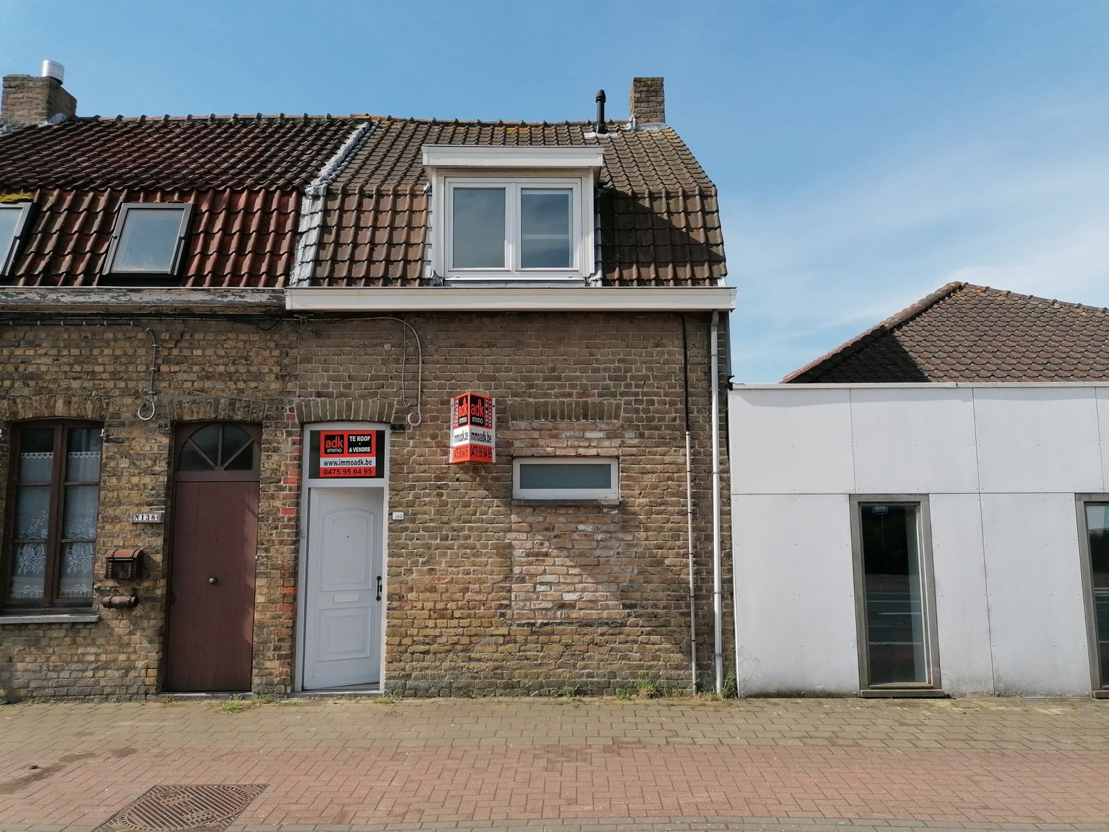 Gerenoveerde woning met 2 ruime slaapkamers, zolder en tuin in het centrum van Veurne te koop.  foto 3