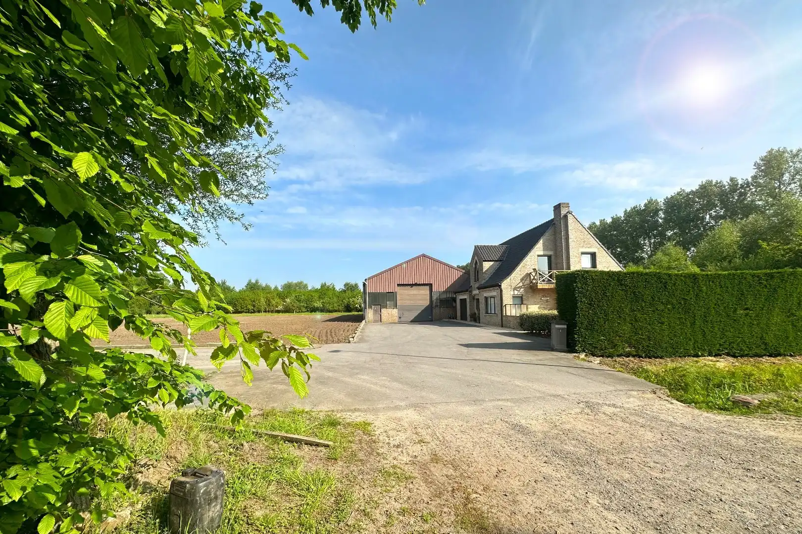 Instapklare woning met landbouwgrond in Assebroek foto 2