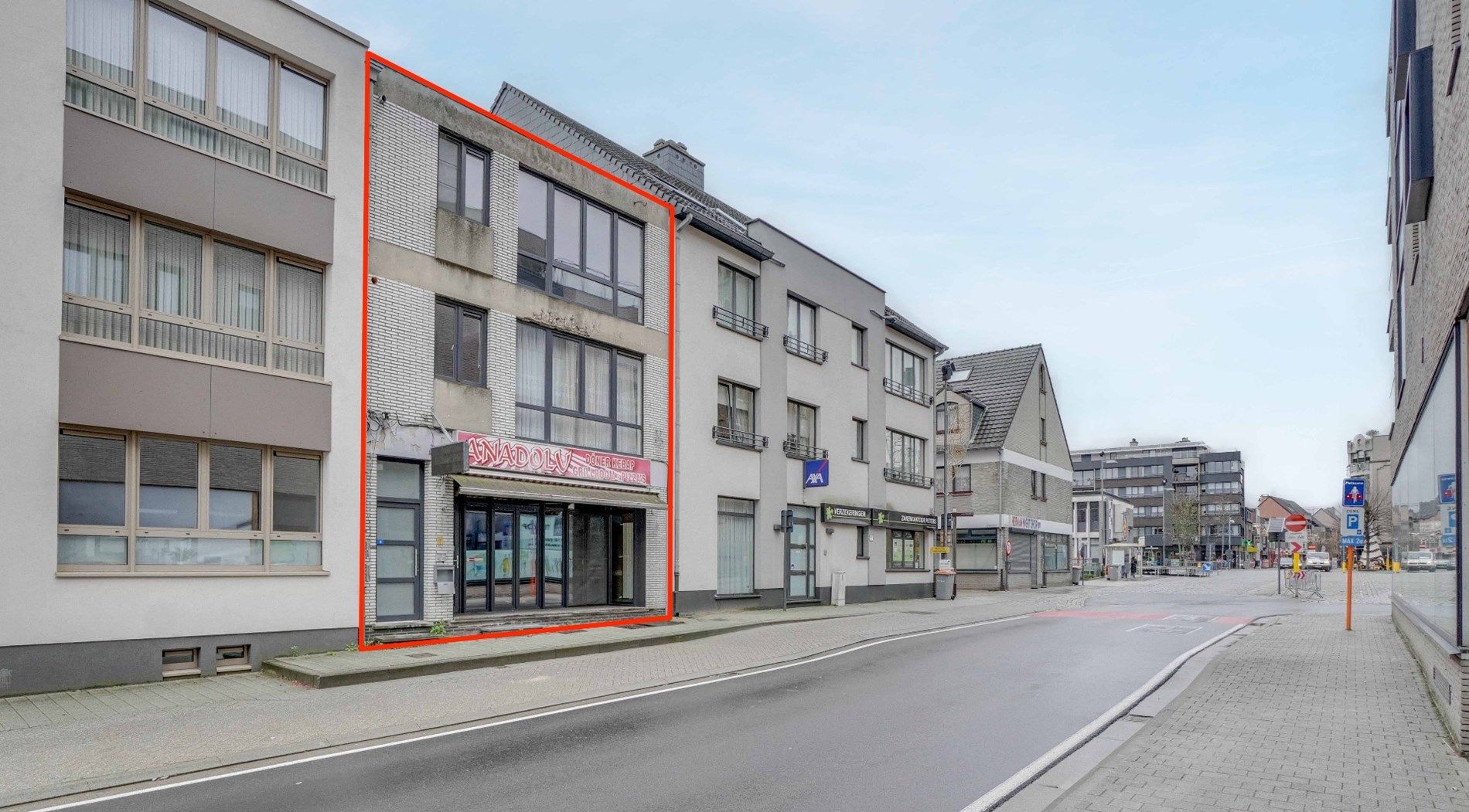 INVESTERINGSKANS:  2 VERHUURDE APPARTEMENTEN + HANDELSPAND IN CENTRUM LANAKEN ! foto 2