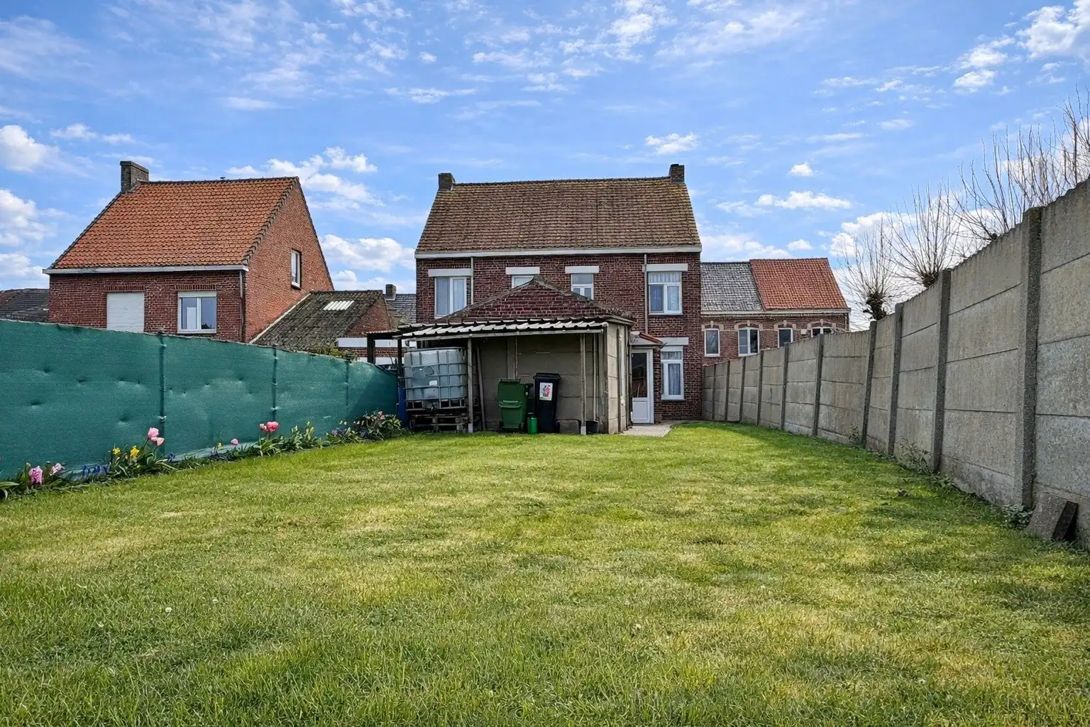 Charmante rijwoning met zonnige tuin in het rustige Woesten foto 14