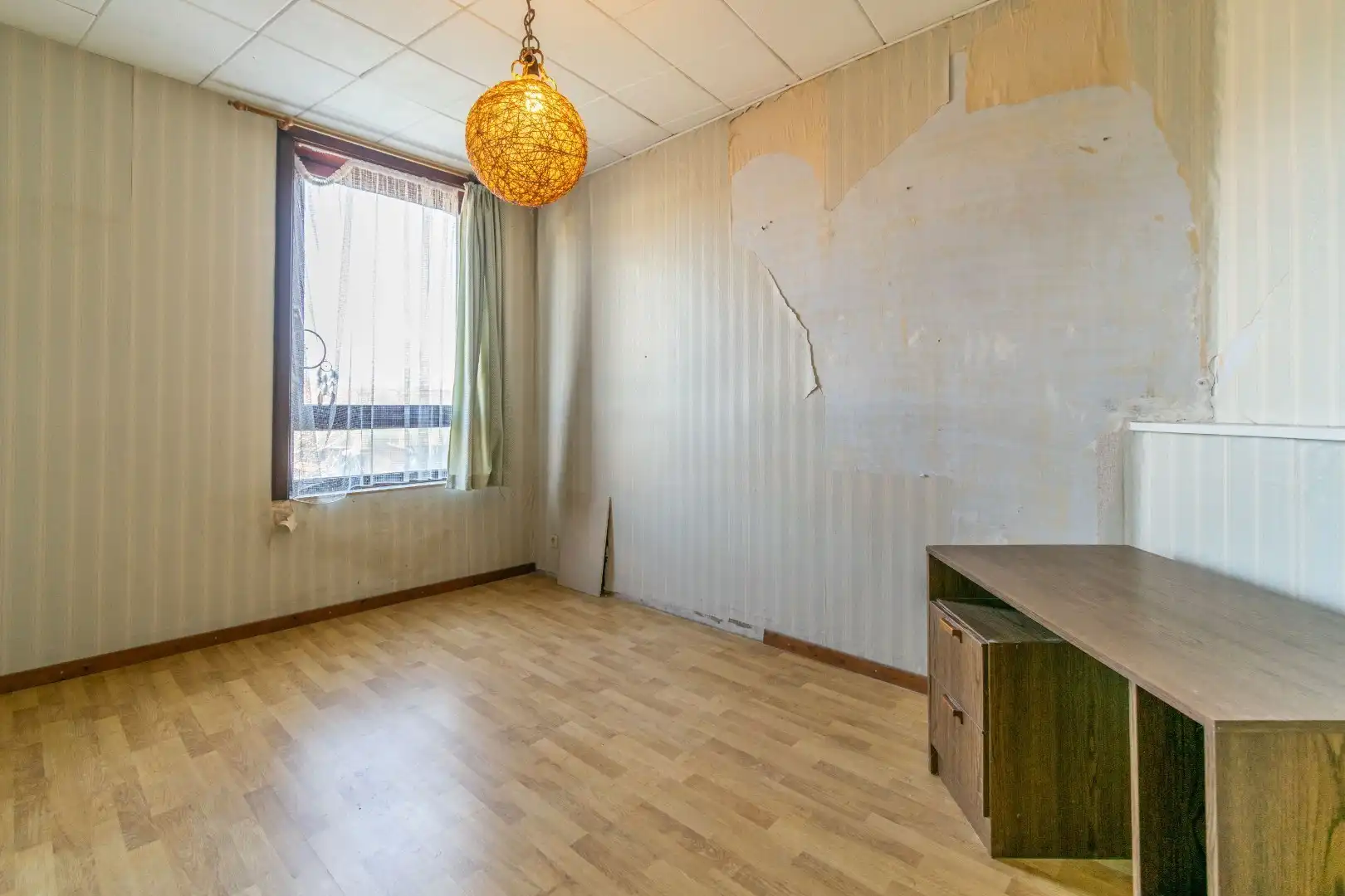 Een goed gelegen, verder af te werken rijwoning te Lot foto 10