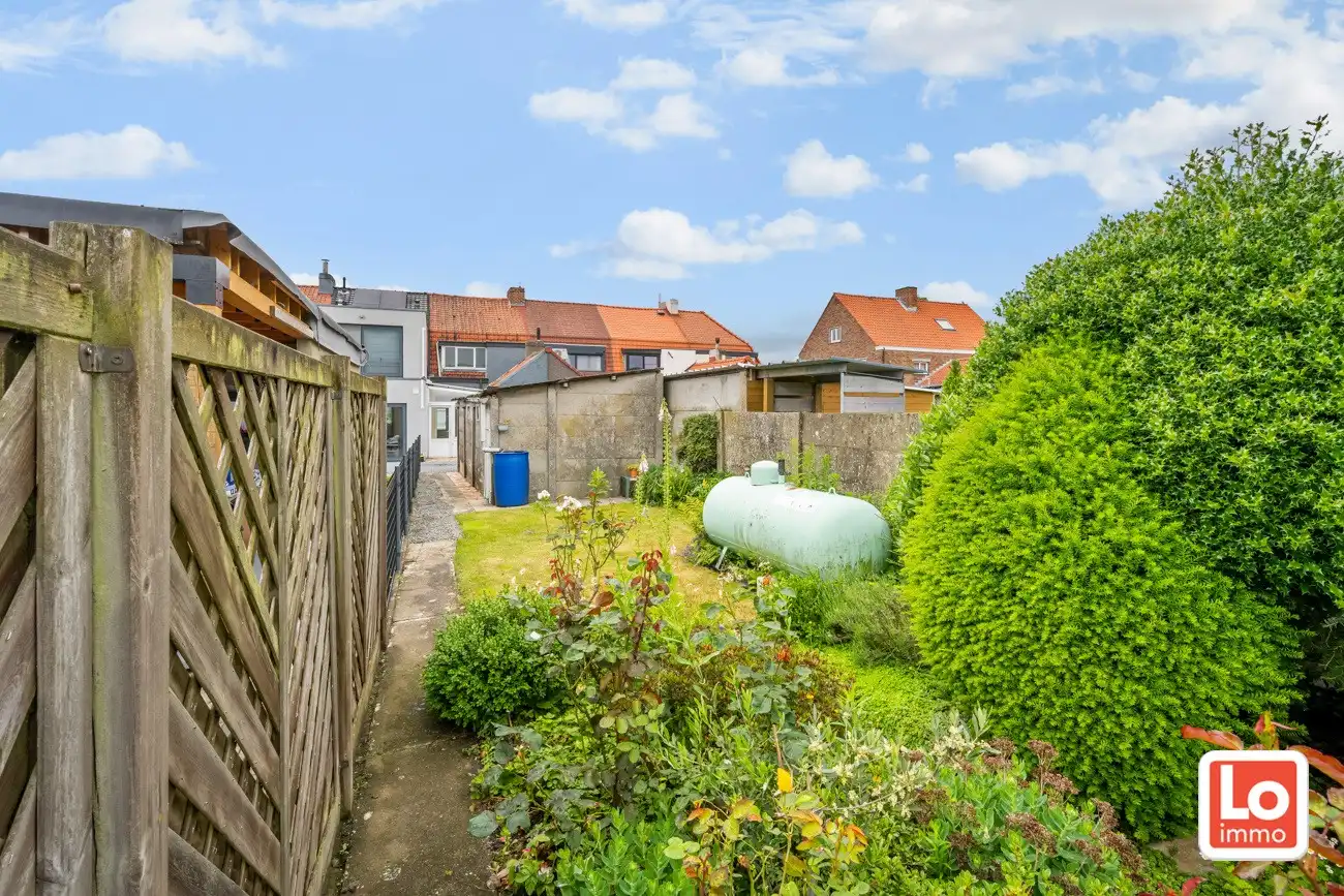 Volledig te renoveren gesloten woning met afzonderlijke garage en een leuke stadstuin op een toplocatie nabij het centrum van Lochristi! foto 17