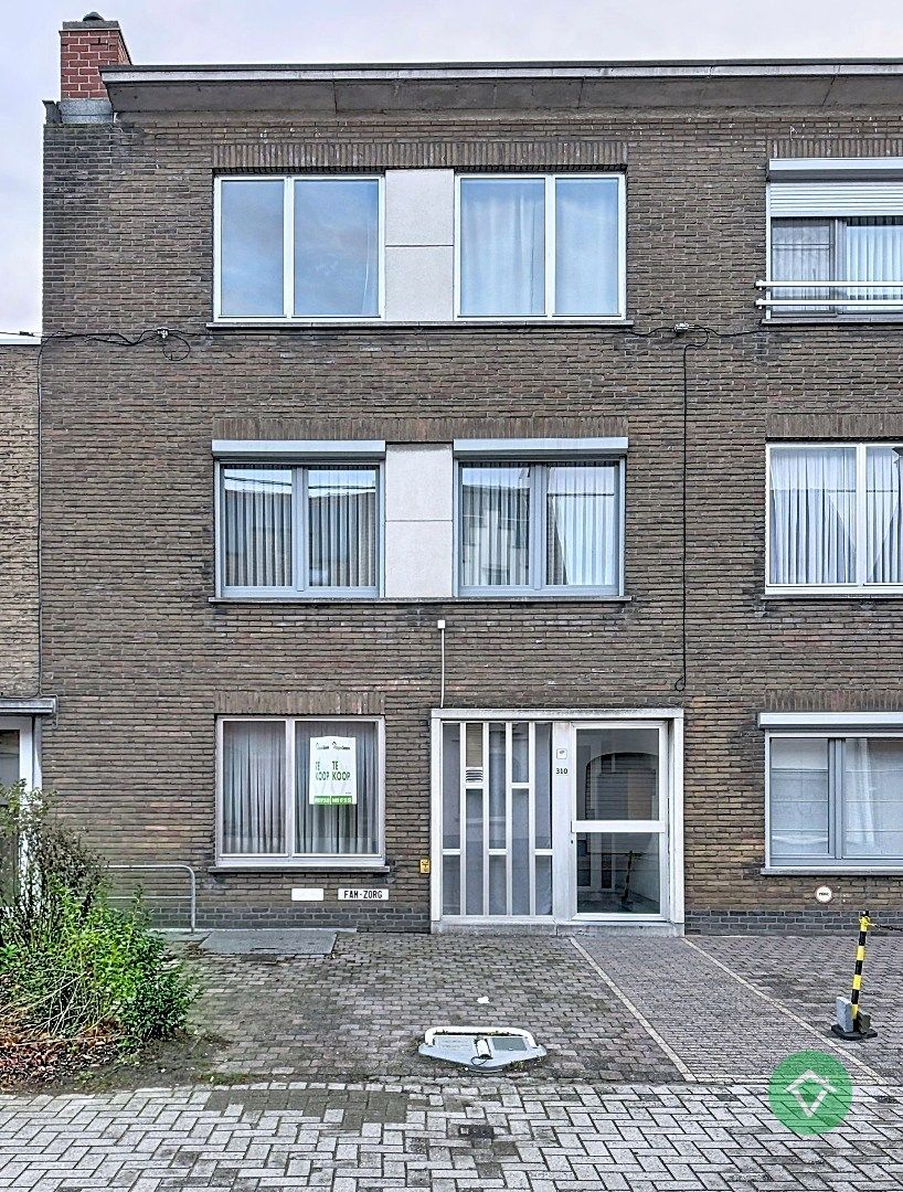 Gelijkvloers appartement met autostandplaats en garage te Roeselare  foto {{pictureIndex}}