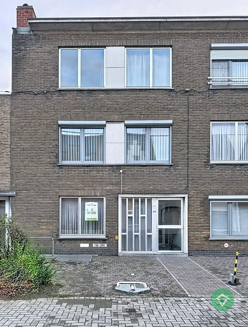 Gelijkvloers appartement met autostandplaats en garage te Roeselare  foto {{pictureIndex}}