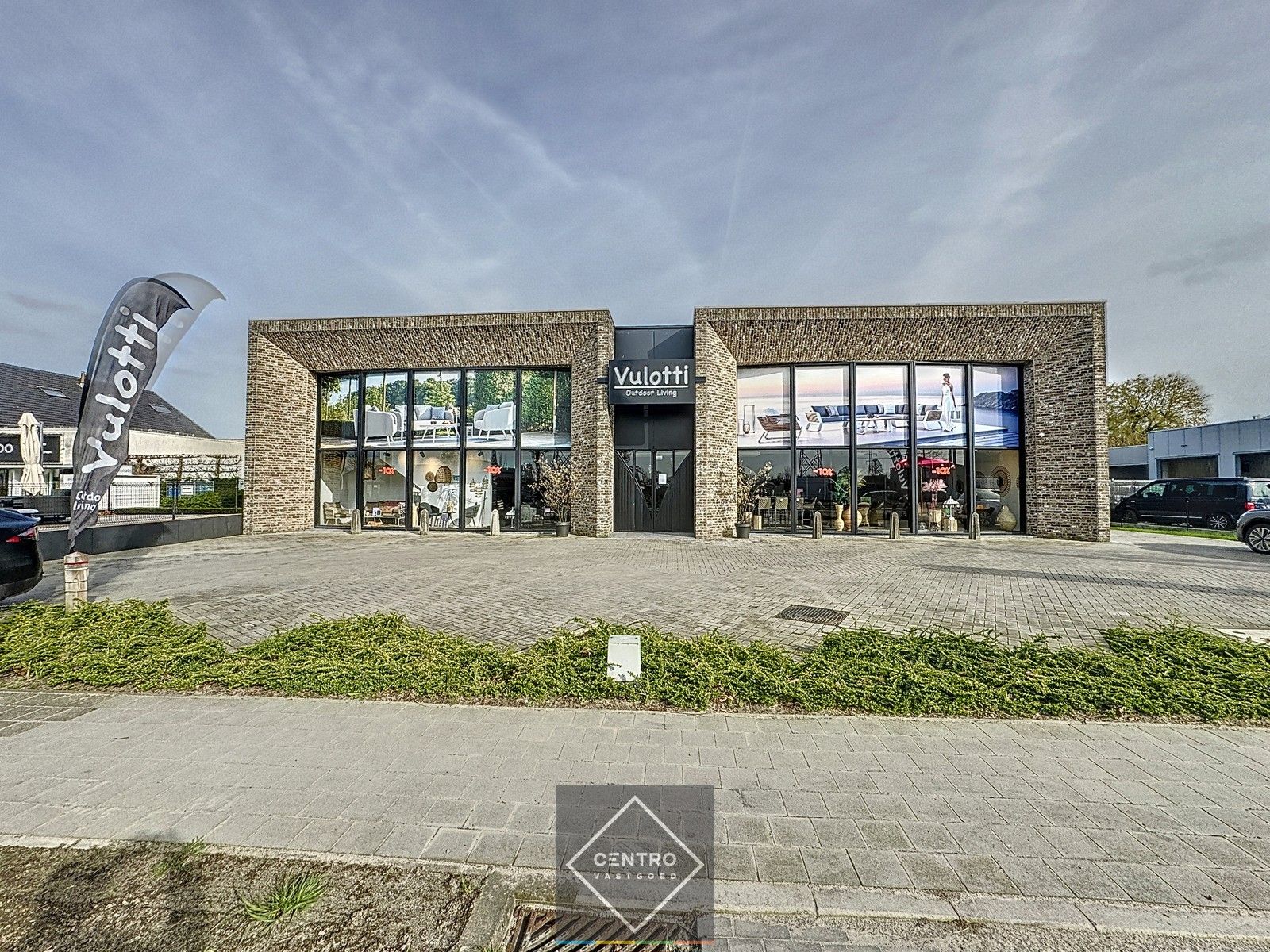 Instapklaar KANTOORGEBOUW (glv. + verdieping) met woongelegenheid en voldoende, private PARKEERPLAATSEN voor de deur. Langs een verbindingsbaan Brugge-Torhout (veel passage = gratis publiciteit)! foto 2