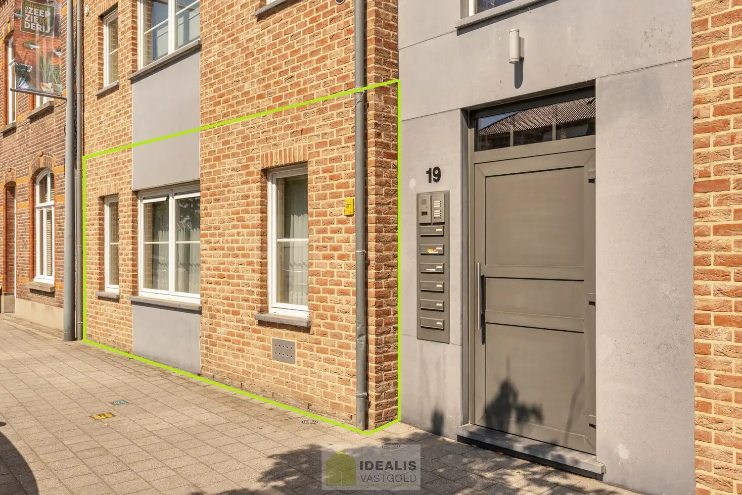 IDEALIS VASTGOED - PRACHTIG  EN LUXUEUS GELIJKVLOERS APPARTEMENT VAN MAAR LIEFST +-122M² IN EEN KLEINSCHALIGE RESIDENTIE MET 2 SLAAPKAMERS, AANGENAME LEEFRUIMTE MET AANSLUITEND KEUKEN MET KEUKENEILAND, BADKAMER VOORZIEN VAN BAD EN DOUCHE, ZEER RUIME GARAGE (+-28M²) EN TERRAS MET AANGELEGDE TUIN . Zeer geschikt voor kandidaten op zoek naar betaalbare woonruimte in zeer goede staat vlak bij de stadskern van Bree! foto {{pictureIndex}}