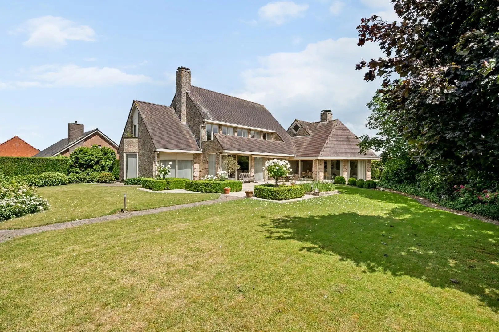 Villa met 5 slaapkamers, dubbele garage, carport en verzorgde tuin in Westrozebeke foto 12