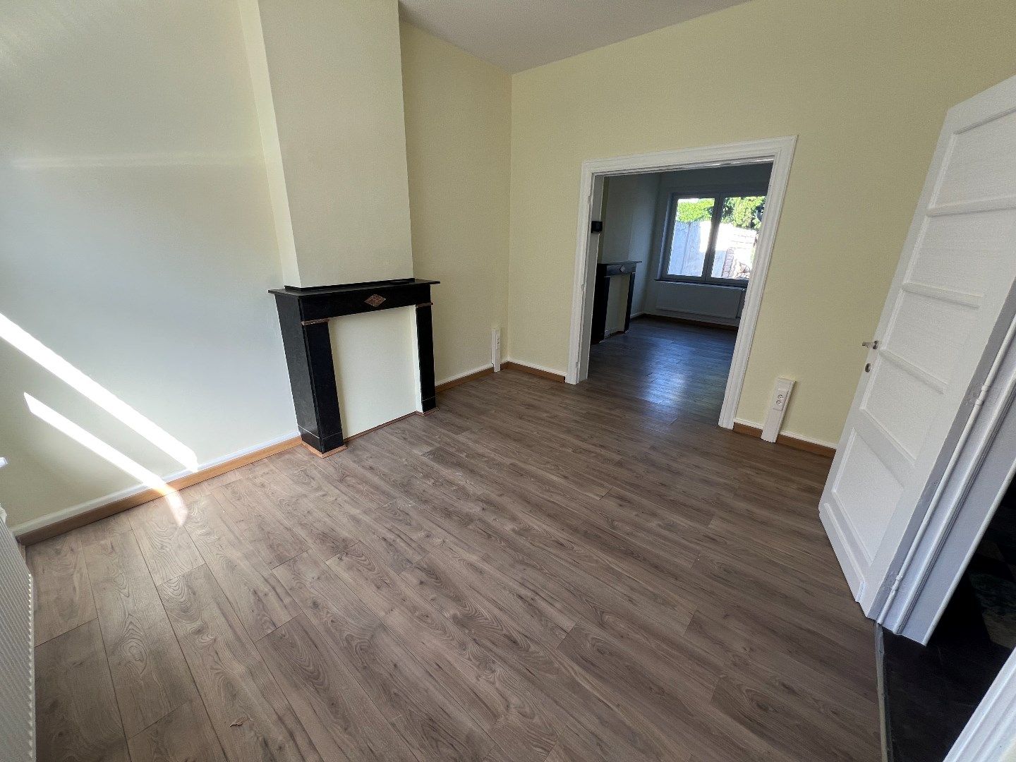 Volledig gerenoveerde woning met 2 slpks en 90 m² tuin op toplocatie in Tienen. foto 3