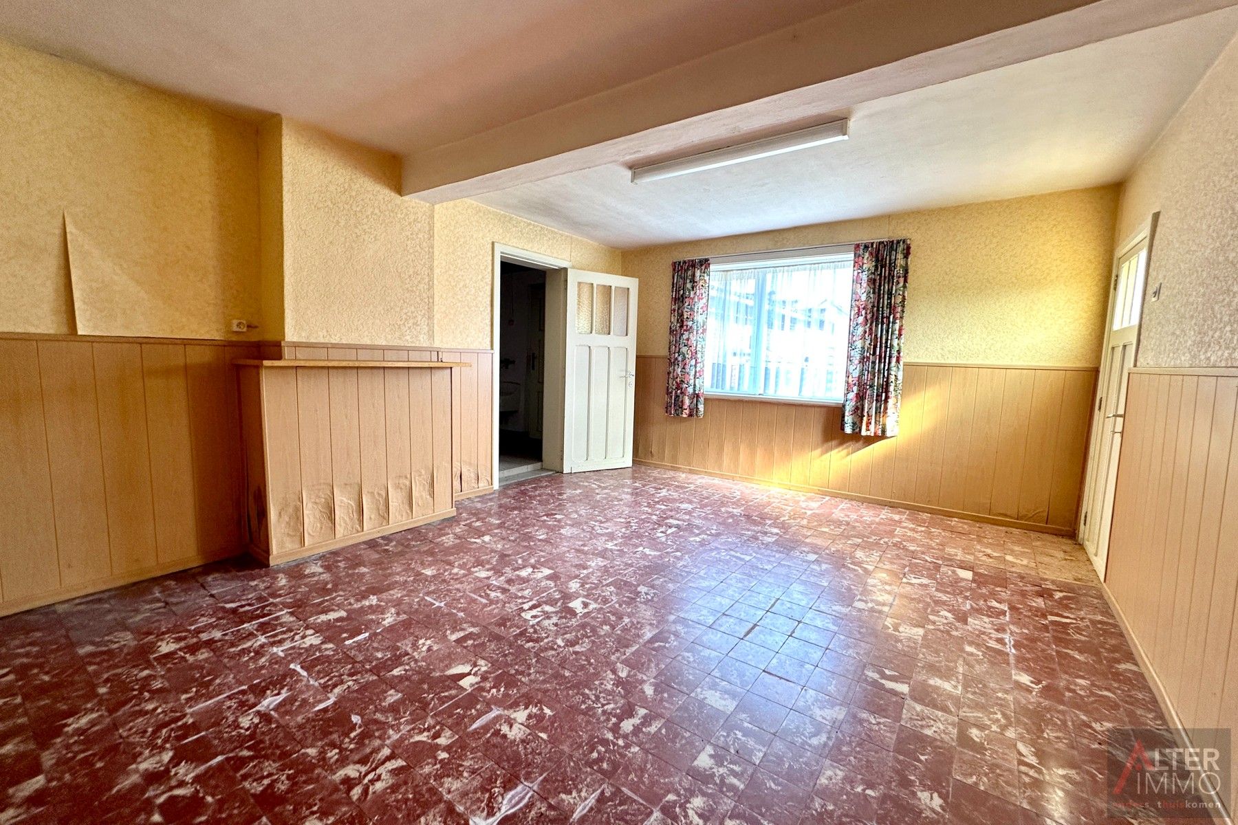 Te renoveren woning uit 1949 met achterbouw en garage op een hoekperceel van 5a 24ca. Deze open bebouwing ligt in een residentiële buurt. foto 12
