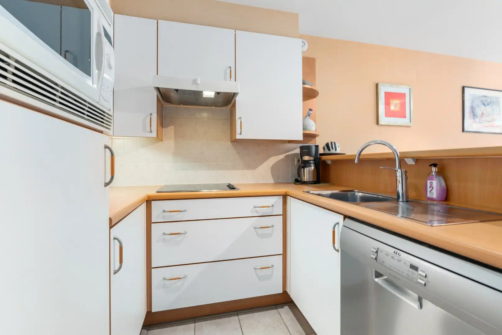 Modern gemeubeld 2 slaapkamerappartement met garage TE KOOP foto 6