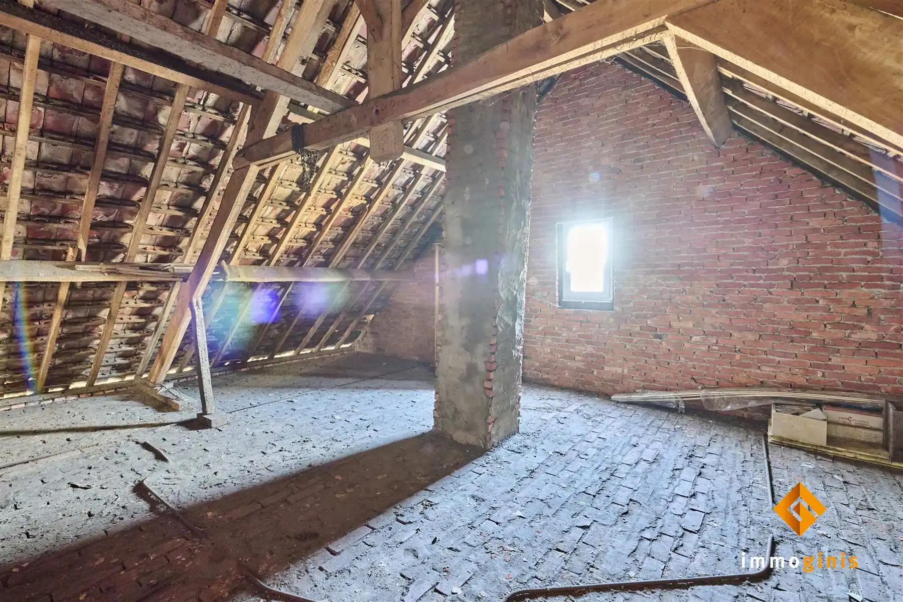 Zéér ruime woning met 5 slaapkamers en 2 badkamers op een ruim perceel van 12a40ca. Uitbreiding op zolder mogelijk! foto 18