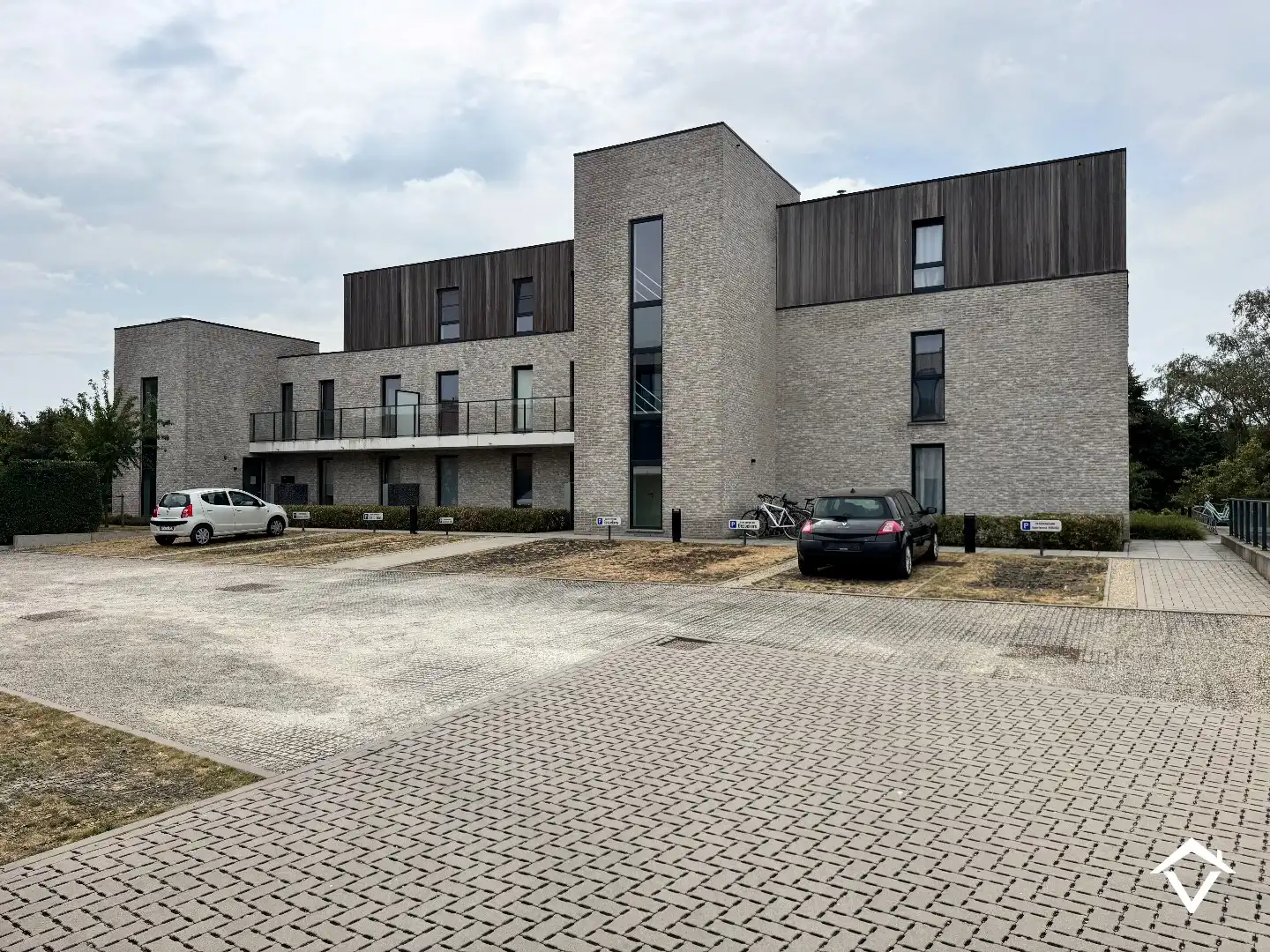 Appartement met 2 slaapkamers en garagebox te Westrozebeke foto {{pictureIndex}}