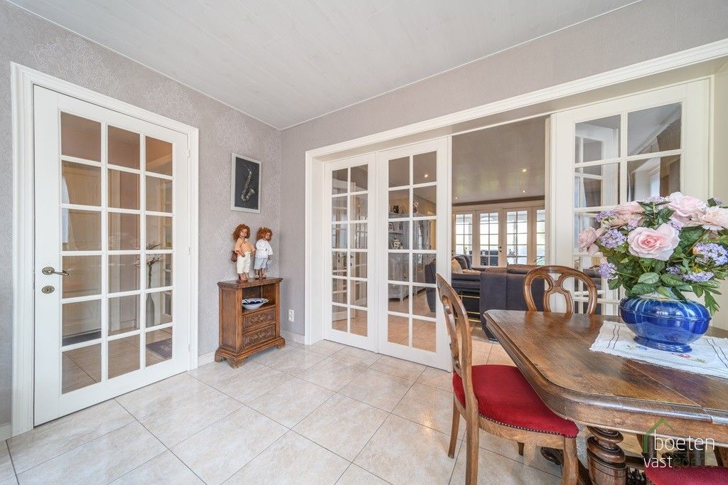 POPERINGE: Voormalige burgemeesterswoning doorprikt van charme, historie en karakter met 6 slpks en 4 badk., garage en meerdere parkeerplaatsen met een betoverende tuin op 1.521m² grondopp. foto 7