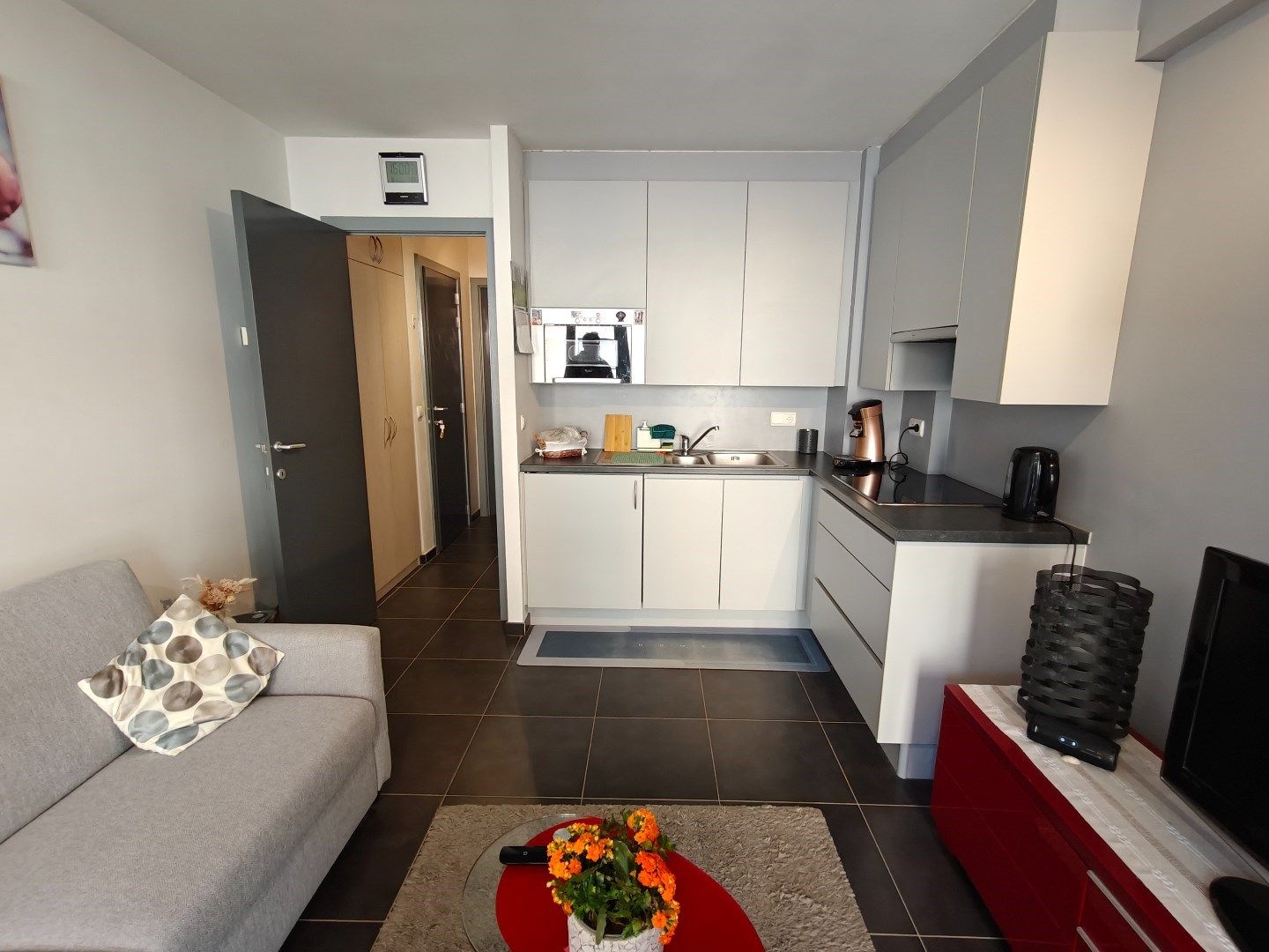 Zeer gezellig ingericht appartement met zijdelings zicht op zee foto 2