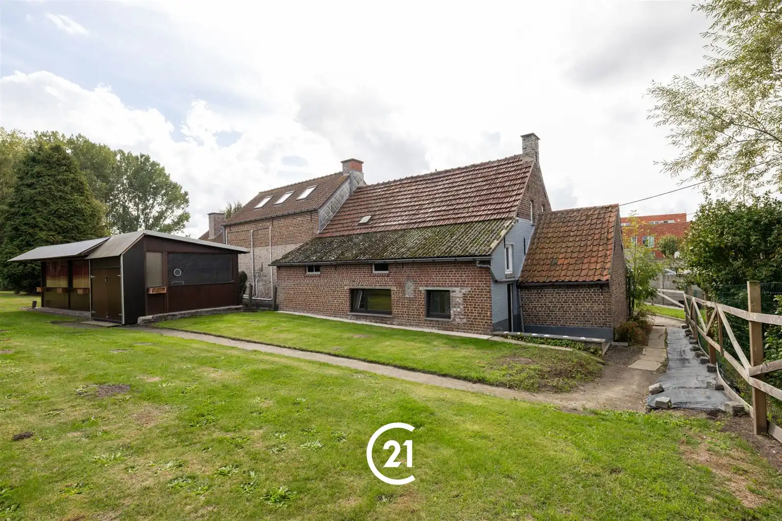 Te renoveren woning op een ruim perceel van 2.220 m² foto 4