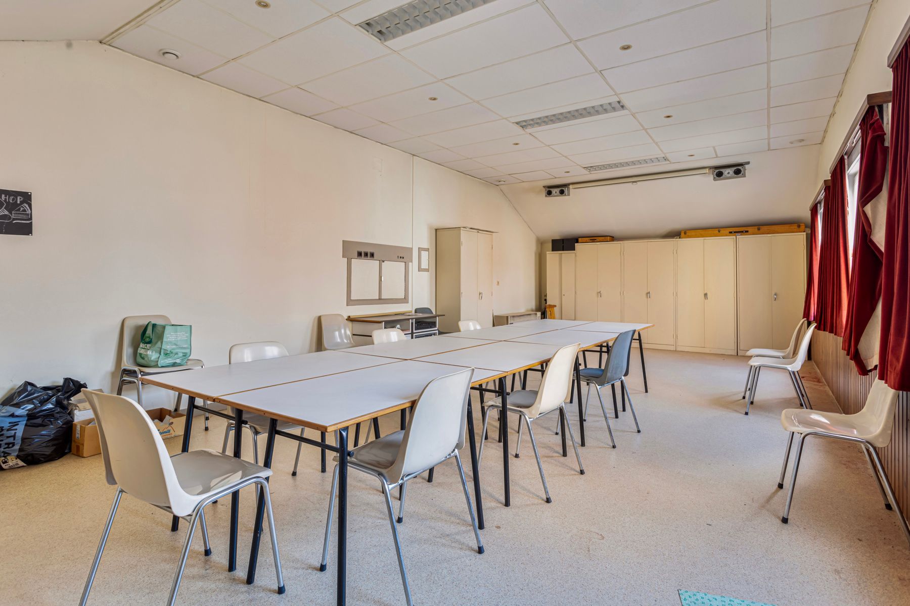 Uitzonderlijk gebouw met feestzaal, appartement en garages foto 16