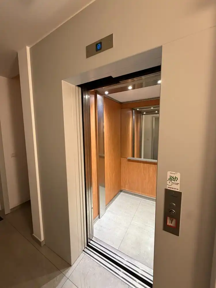 Genk-centrum, Oude Markt 4 bus 11: Ruim en energiezuinig appartement (133 m²) met 2 slaapkamers, overdekt terras, dubbele autostaanplaats en kelderberging. foto 5
