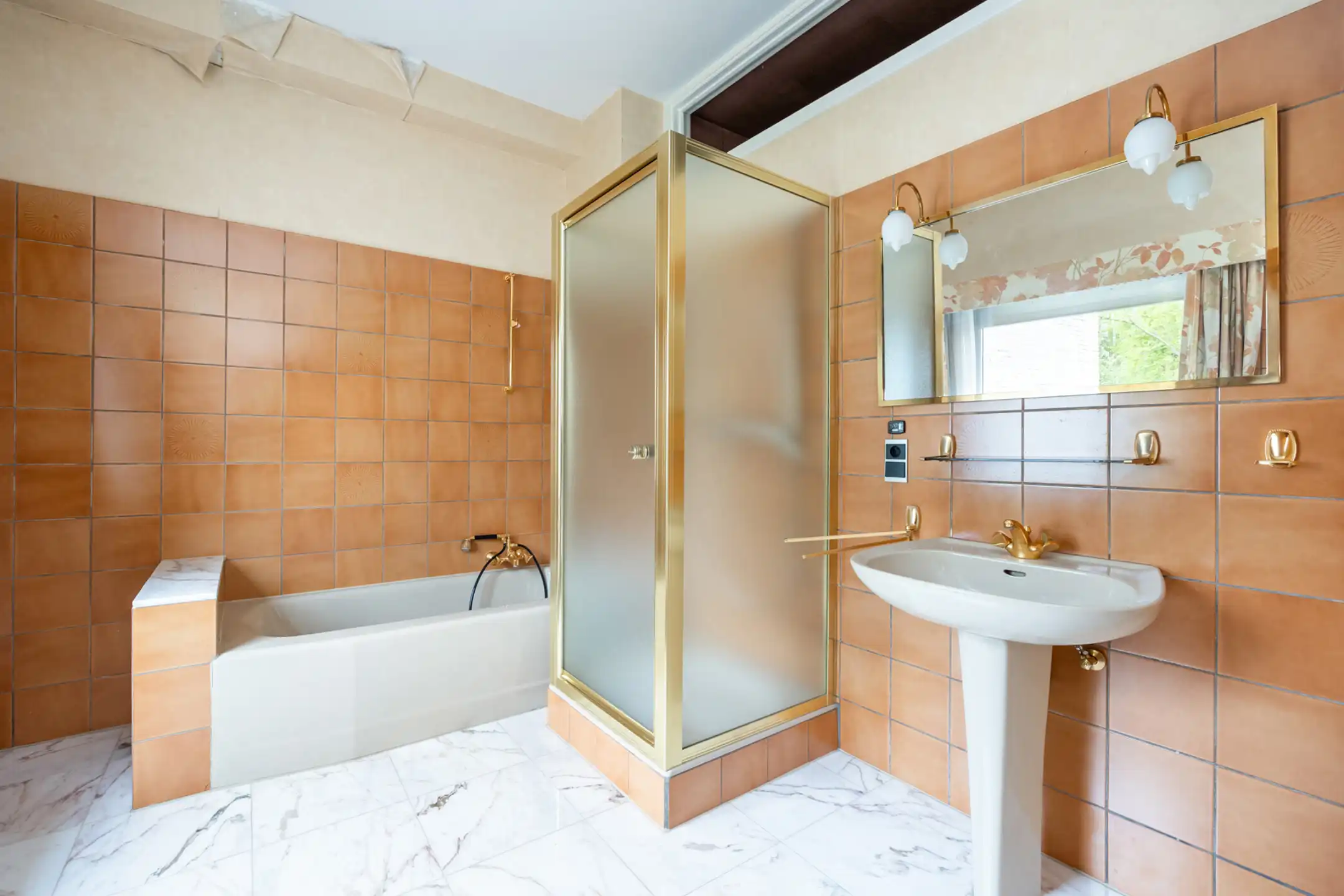 Uitzonderlijk groot gebouw met appartement en handelsruimte foto 14