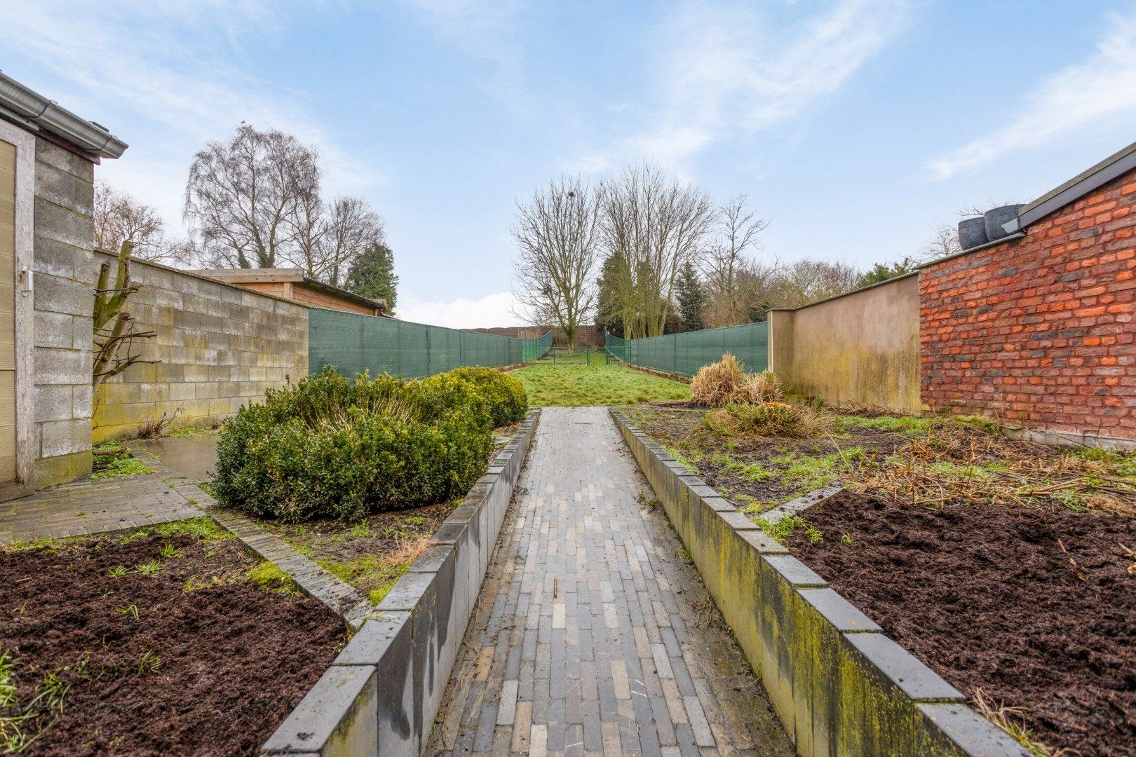 Verrassend ruime woning met knap terras en diepe tuin foto 26