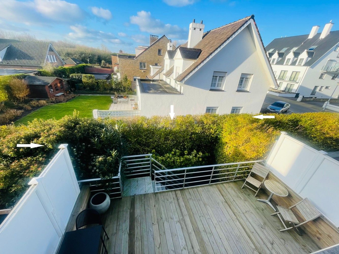 Zeebrugge op 50meter van het strand Uiterst charmante totaal gerenoveerde RUIM WOONHUIS met 5 SLAAPKAMERS en 3 BADKAMERS en 3 TERRASSEN. Grote troef is 2 AUTOSTAANPLAATSEN en ruime GARAGE.  Oprit, grote garage, werkplaats, plaats voor fietsen, ingerichte STUDIO met tuintje op het zuiden.  1éV:  Zalige living , ingerichte open keuken, uitgevend op een groot zonneterras.Long island style. 2é V: 3 leuke slaapkamers , 2 badkamers. Onder het dak  4 é slaapkamer uitgevend op mooi terras met prachtig vergezicht.Bebouwde oppervlakte van 230 m2 Grondoppervlakte is 137m2 Magnifiek, Perfect onderhouden  Juist verhuizen ! Zalig Wonen!  Zowel hoofverblijfplaats, als vakantieverblijf aan Zee . foto 8