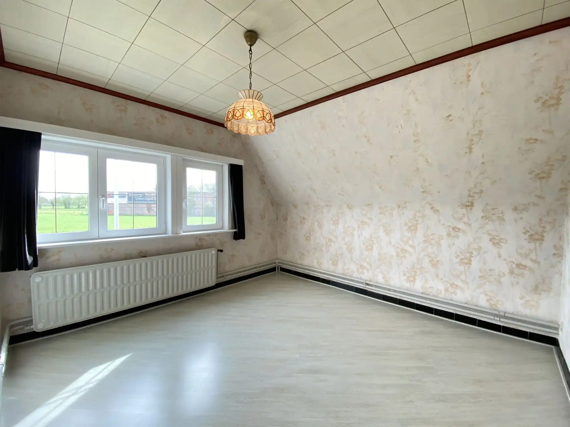 Charmante open bebouwing met 3 slaapkamers, grote garage en zonnepanelen foto 16