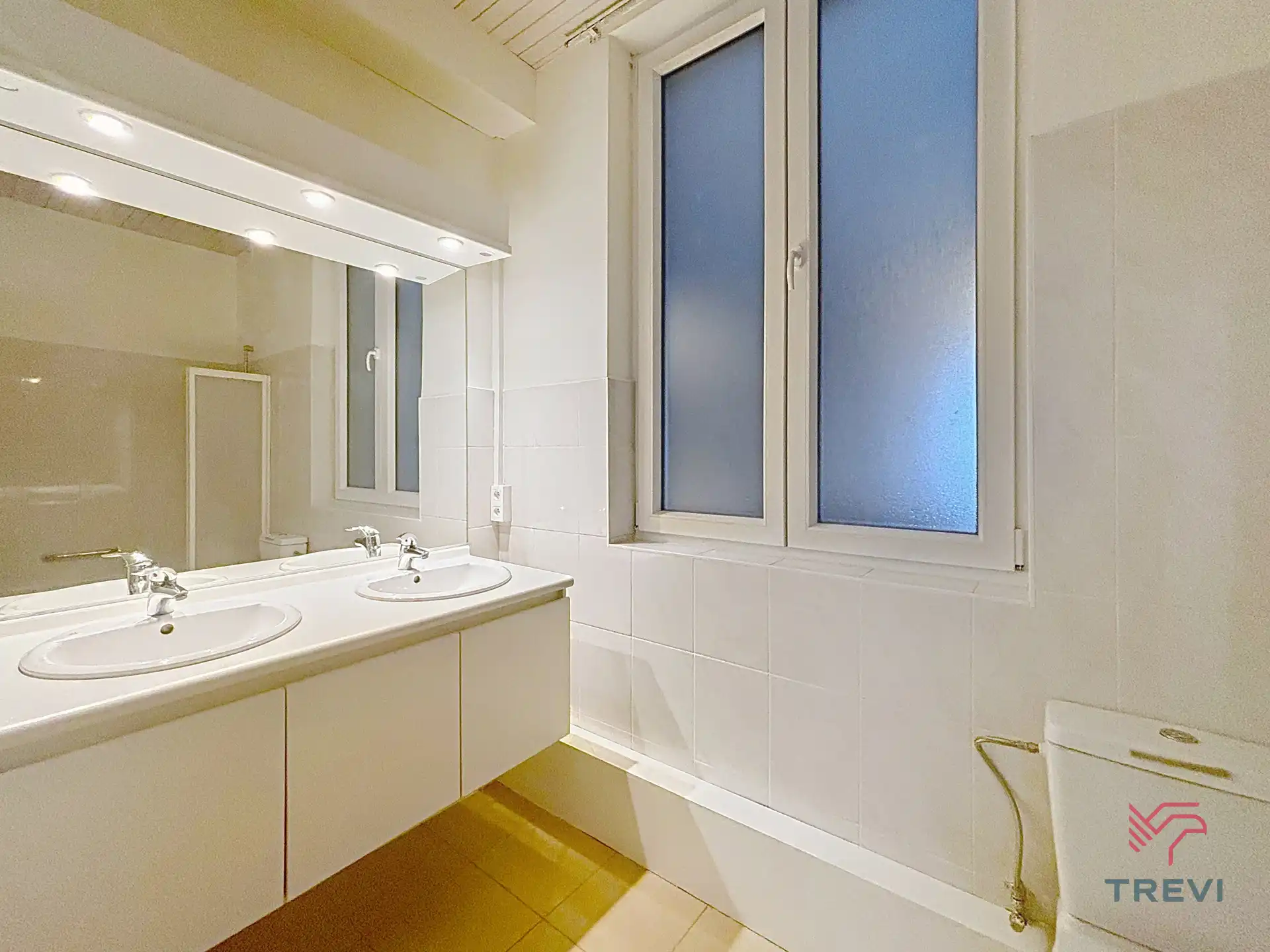 Mooi appartement met 2 slaapkamers + 2 kelders + garagebox  foto 11