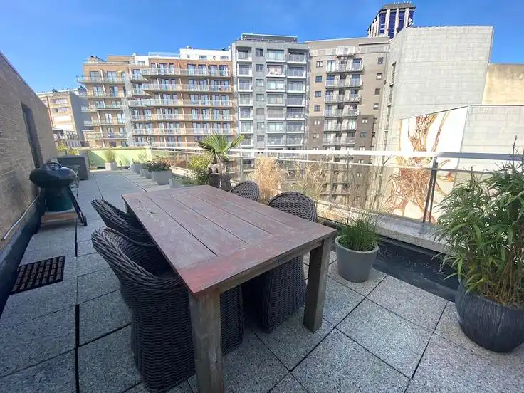 Dit charmante penthouse met één slaapkamer onderscheidt zich door zijn uitzonderlijke terrassen rondom het appartement. Dankzij de ruime buitenruimtes geniet u op elk moment van de dag van de zon en het buitenleven. Een unieke woonbeleving voor wie op zoek is naar een combinatie van comfort, rust en een overvloed aan buitenruimte. foto 9