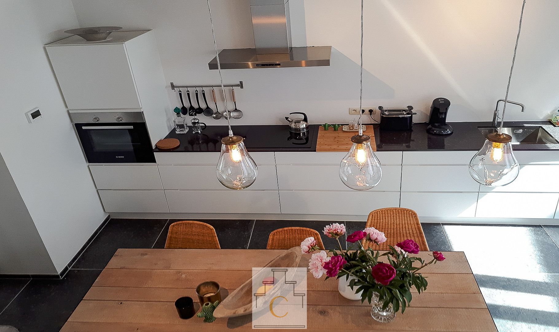 Trendy stadswoning - totaalrenovatie, strakke lijnen en een keitof terras - topligging Moerstraat foto 3