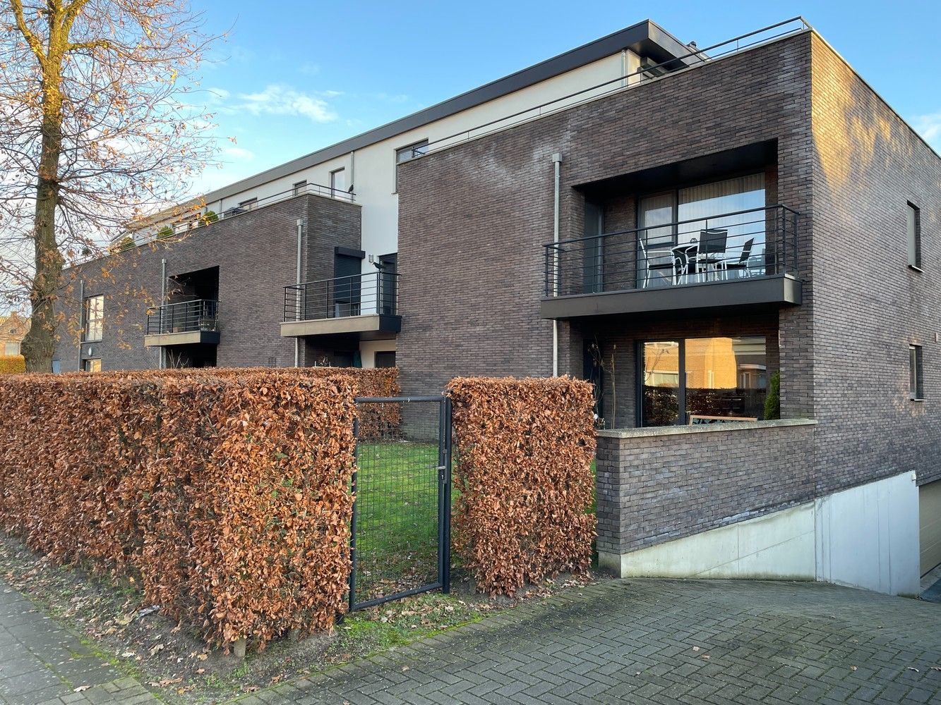 Gelijkvloers appartement met twee slaapkamers en twee terrassen en tuintjes. foto {{pictureIndex}}