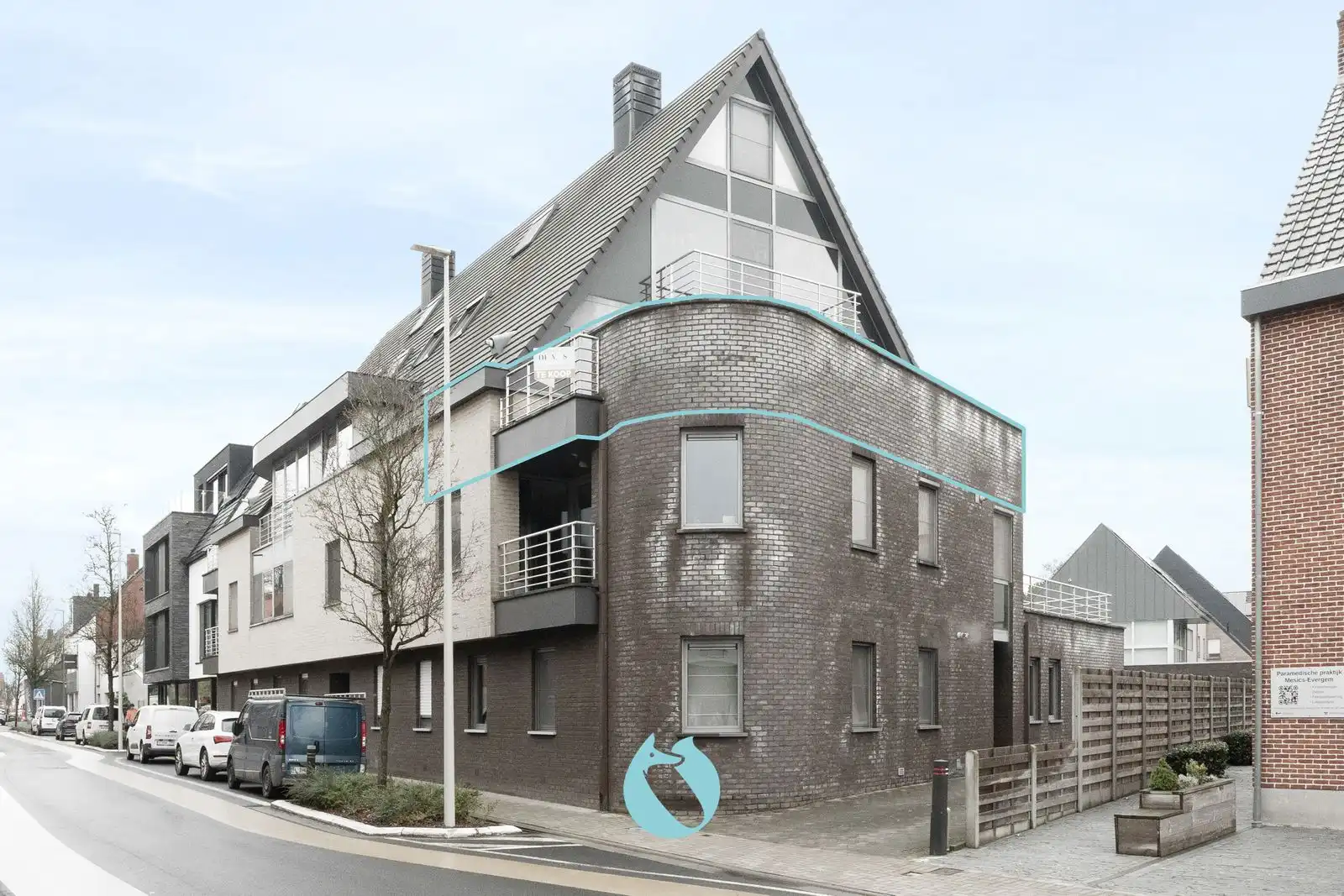 Dit prachtig en ruim appartement met één van de mooiste terrassen in de Kapellestraat foto {{pictureIndex}}