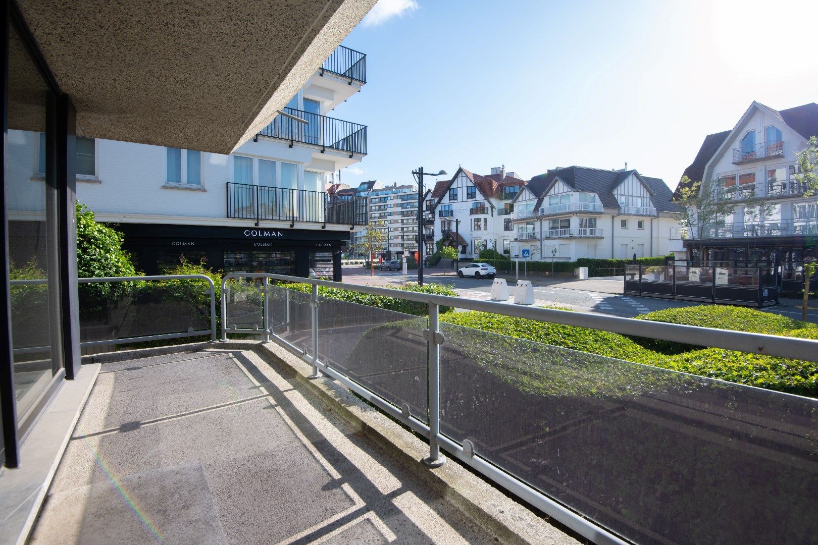 Ongemeubeld hoekappartement (inclusief garagebox) met veel licht en mooie terrassen vlakbij het Albertplein in het Zoute.  foto 4
