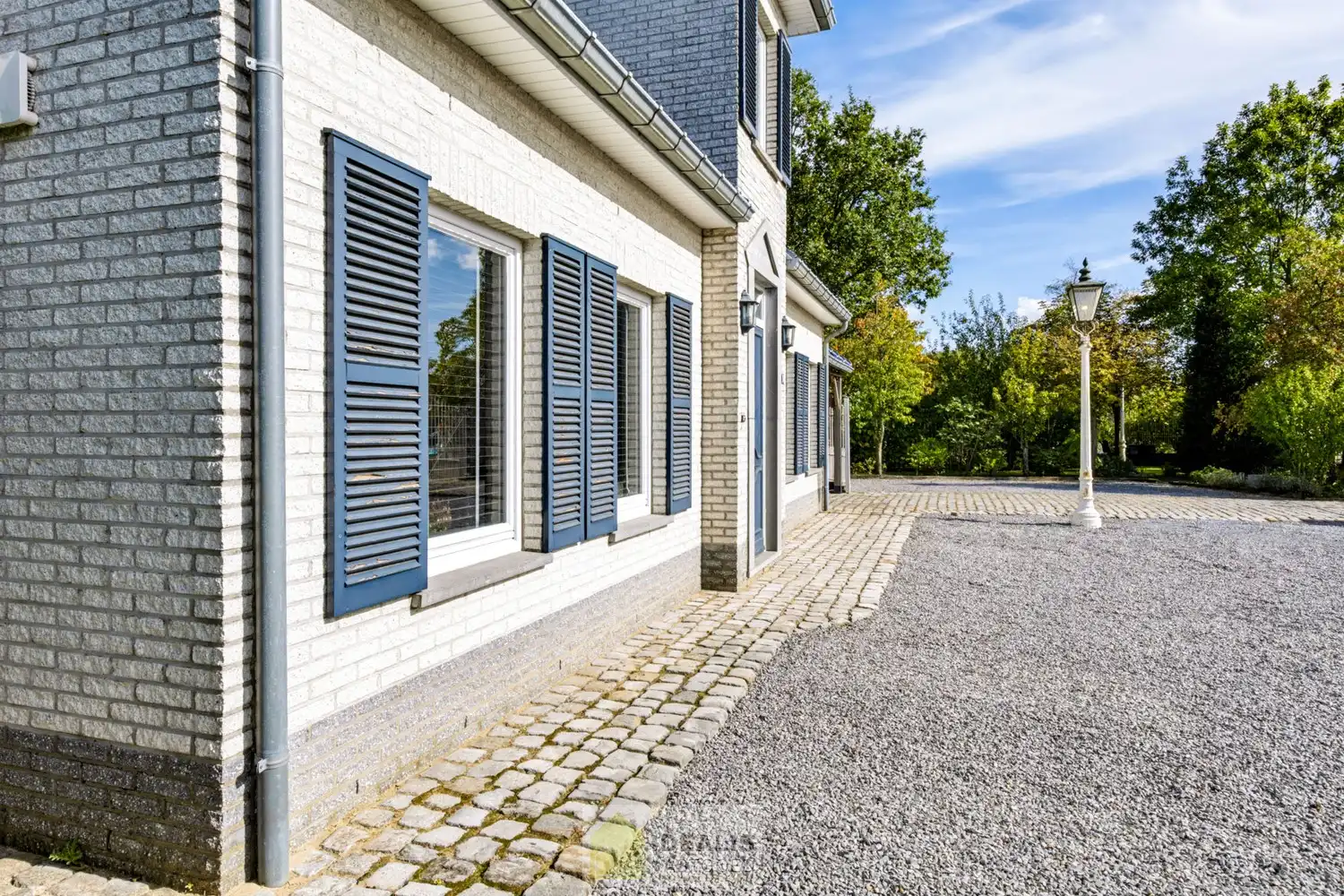 IDEALIS VASTGOED – EEN AANGENAME VRIJSTAANDE WONING MET EEN NIEUWE KEUKEN EN BADKAMER, EEN HEERLIJK RUIME WOONKAMER MET SPEKSTEENKACHEL, EEN EXTRA RUIME VERANDA (VOLLEDIG AF TE SLUITEN MET GLAZEN PUIEN), 3 SLAAPKAMERS, EEN EXTRA MULTIFUNCTIONELE RUIMTE (INGERICHT ALS KANTOOR MET APARTE INGANG) OP EEN RIANT PERCEEL VAN 14A 51CA, VOLLEDIG OMHEIND, VOORZIEN VAN VOLDOENDE PARKEERRUIMTE EN EEN PRACHTIGE CARPORT VOOR 2 WAGENS! foto 4