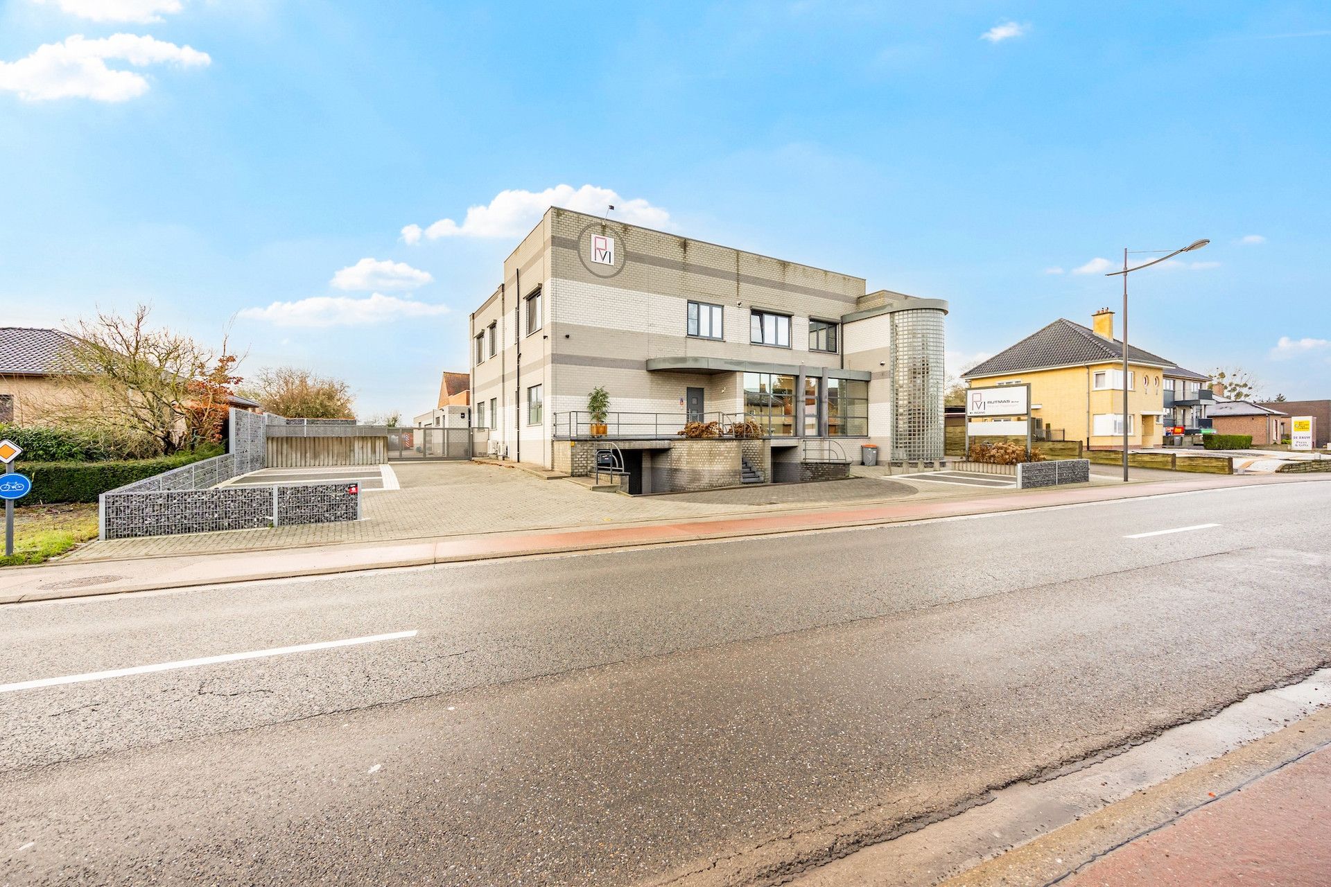 GEBOUW BESTAANDE UIT APP, 3 KANTOORVLOEREN & WERKPLAATS TE BILZEN. foto {{pictureIndex}}