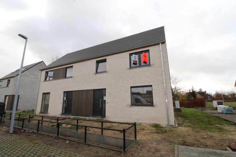 Energiezuinige halfopen woning te huur in Sijsele foto {{pictureIndex}}