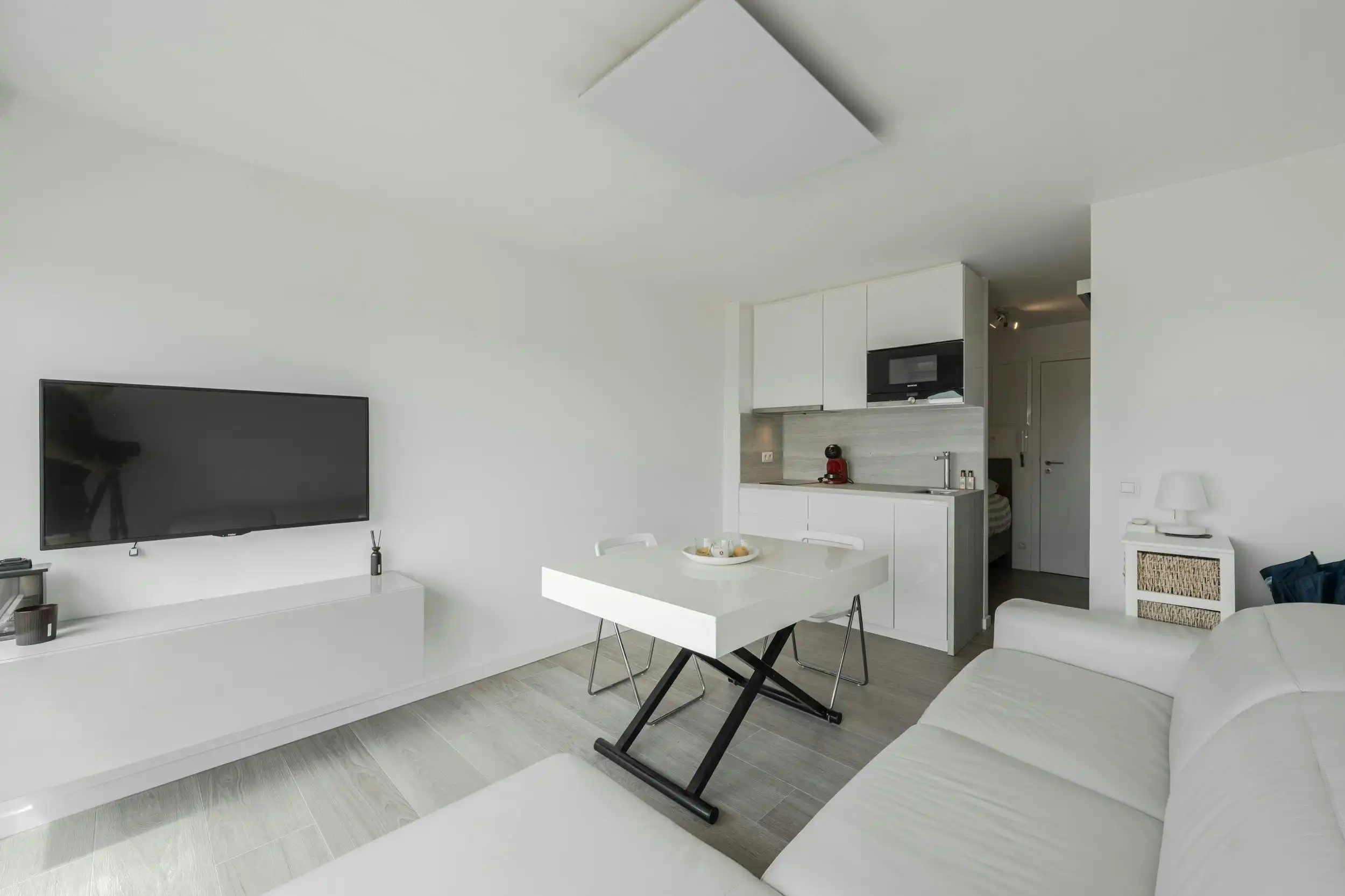 Gerenoveerde studio met zijdelings zeezicht! foto 7