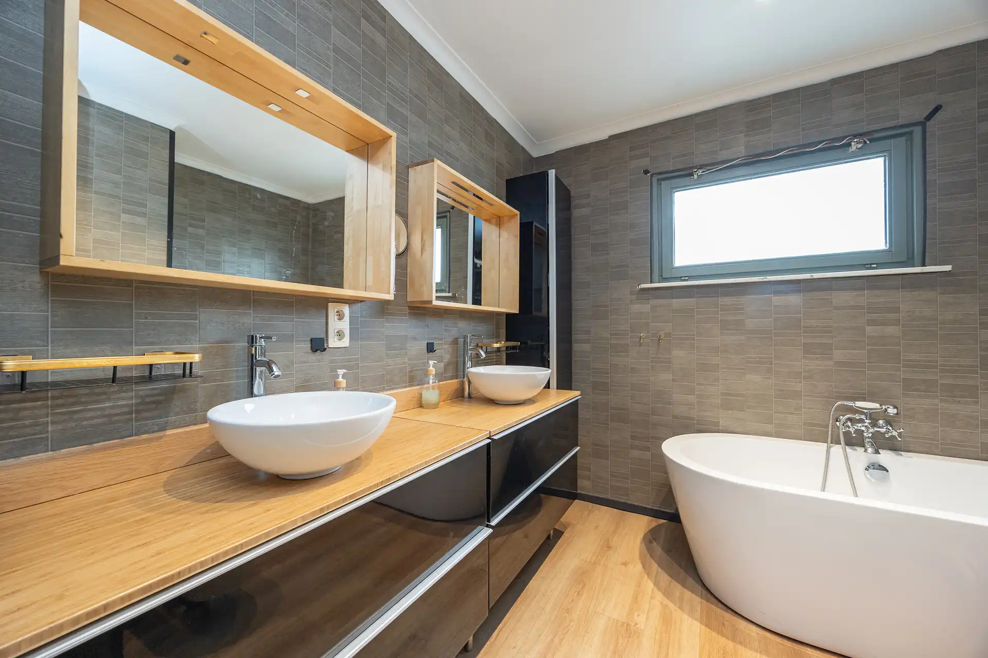 Instapklare woning met 4 slpk, veranda en tuin te Hemiksem! foto 12