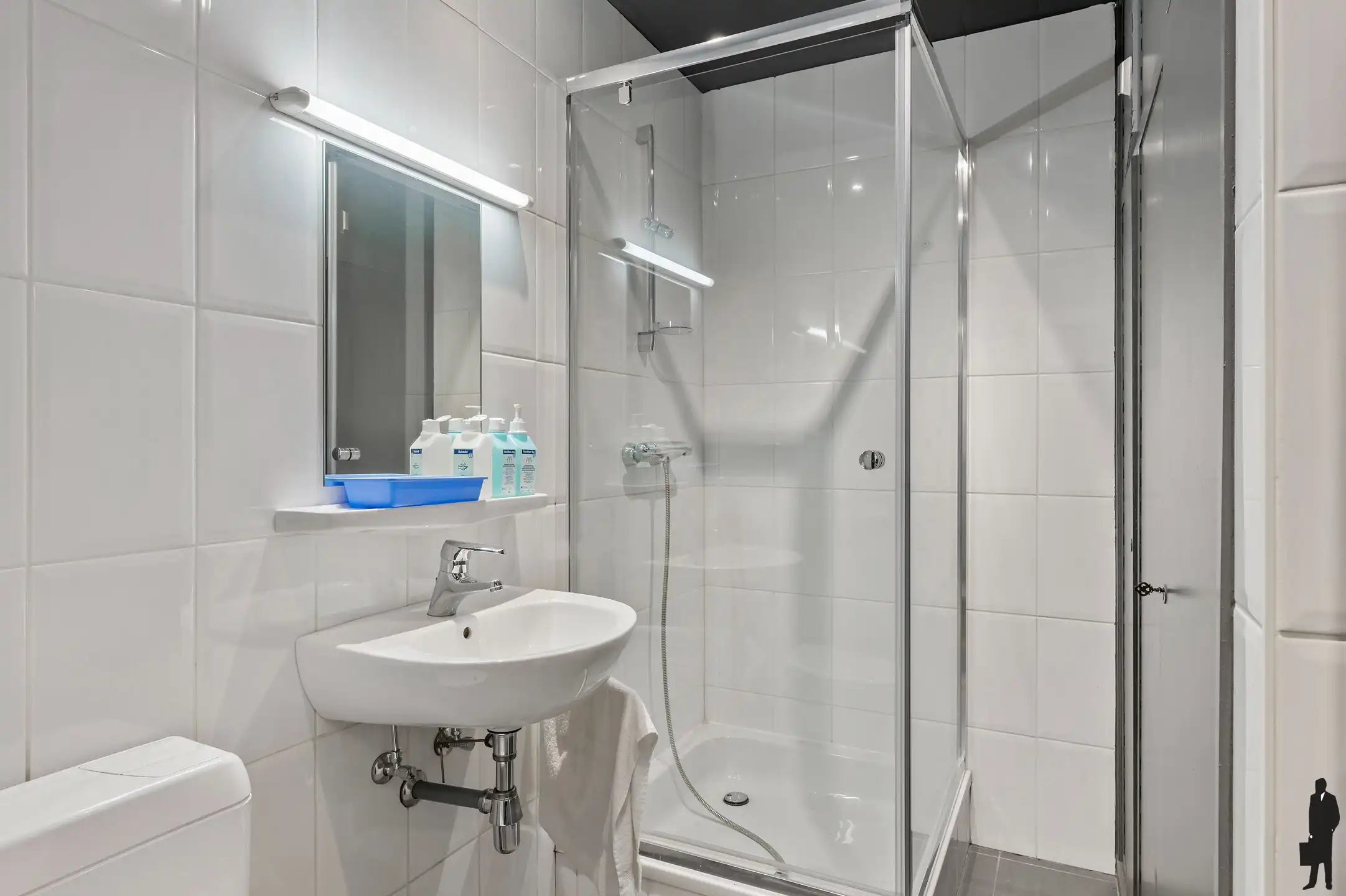 Goed onderhouden dokterspraktijk met 3 studio’s en 14 staanplaatsen foto 27