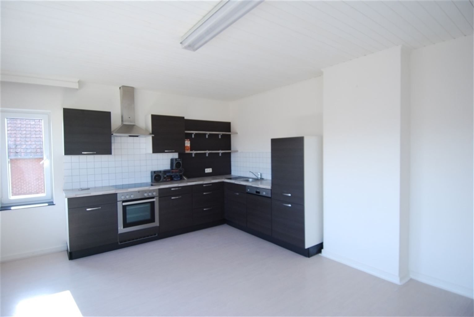 Gezellig appartement met 2 slaapkamers en ruim, zuid-gericht terras en garage, gelegen in het centrum van Kinrooi. foto 6