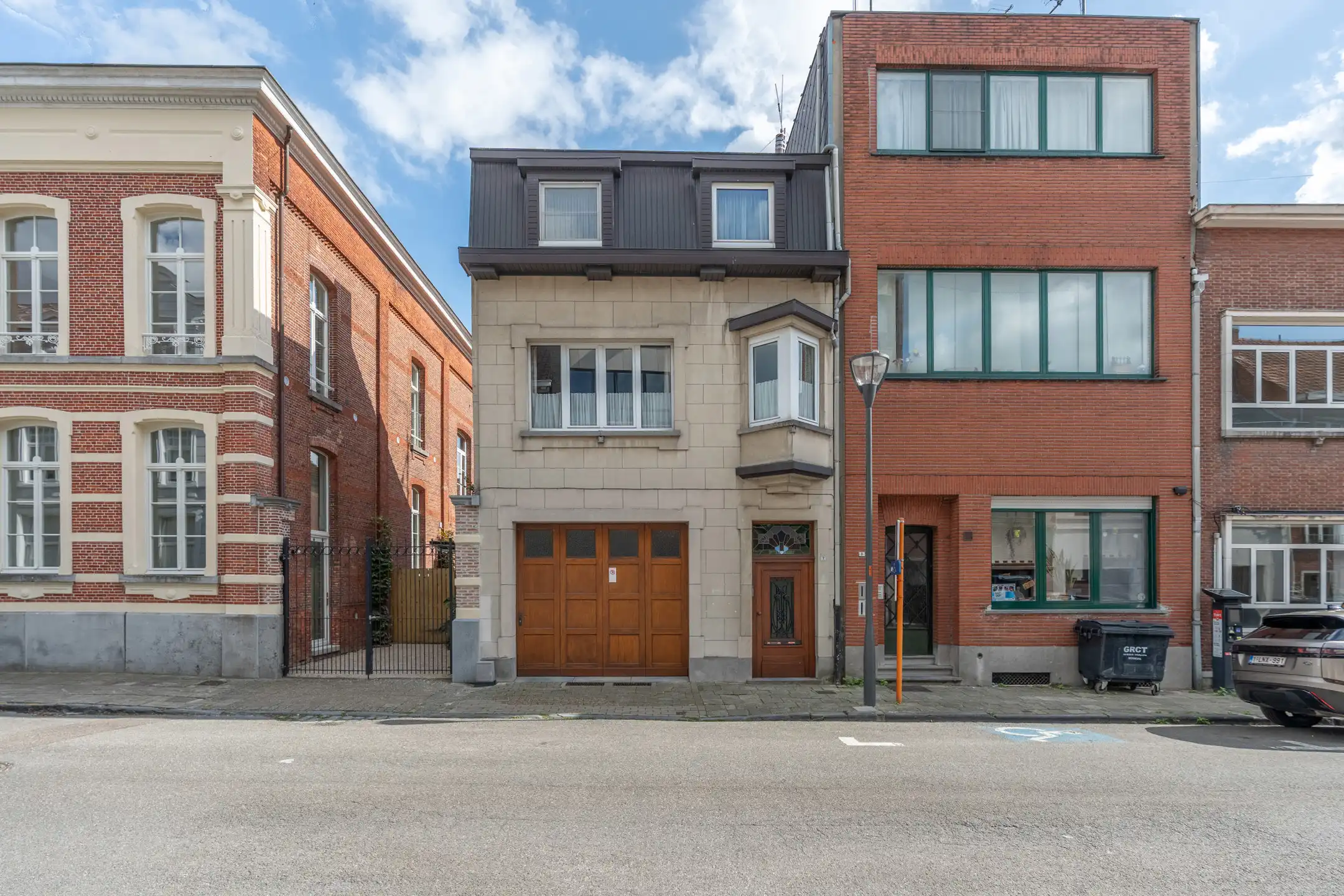 Hoofdfoto van de publicatie: Charmante stadswoning met 2 wooneenheden, garage en tuin