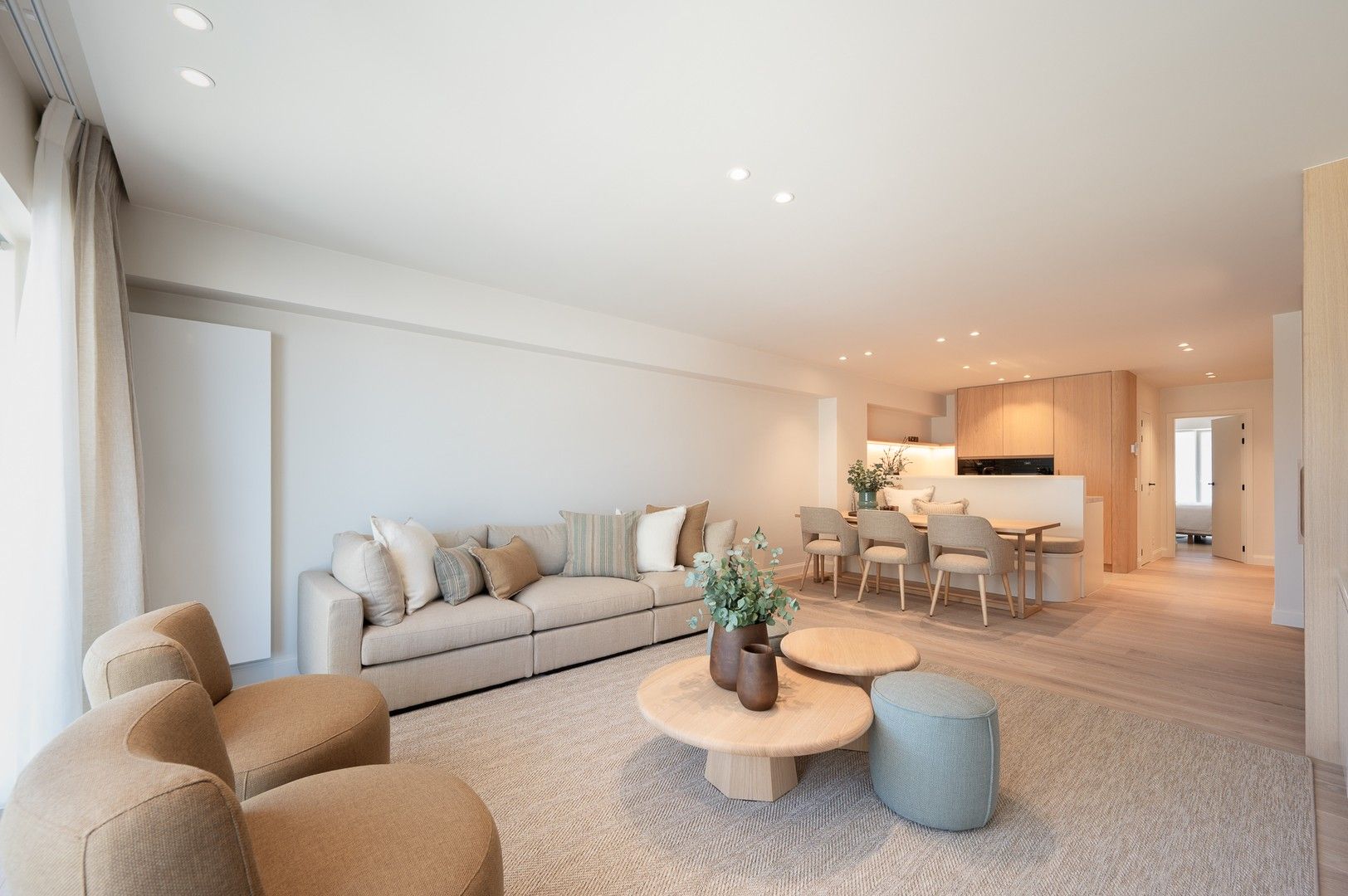 Prachtig en luxueus gerenoveerd appartement met zeezicht, centraal gelegen in het Zoute. foto {{pictureIndex}}