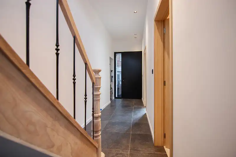 Geslaagde totaalrenovatie met 4 slaapkamers, 2 badkamers, zonnig terras, omheinde tuin en toegang achteraan foto 3