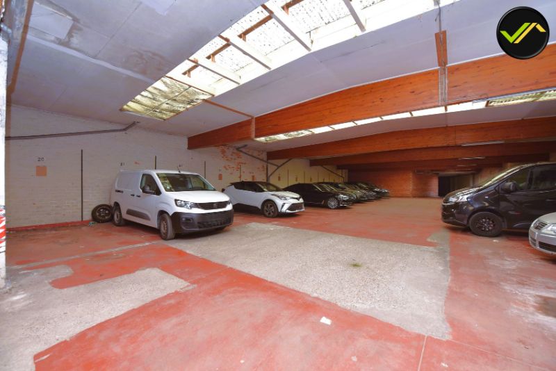 Te Koop: Unieke Investering in Gent - Appartement, Magazijn en 31 Parkeerplaatsen foto 10