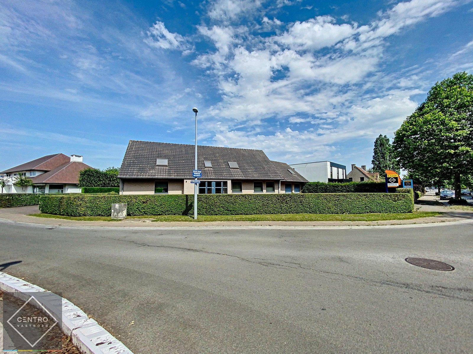 Ruim (430m2), multifunctioneel pand (bewoning, kantoor, horeca, ...)  op invalsweg Roeselare (vlakbij de ring R32). foto 5