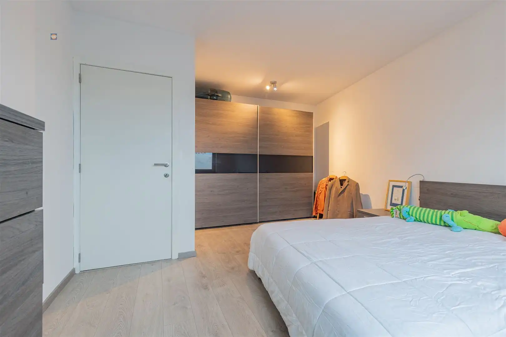 Ruim 3-slpk appartement met 2 autostaanplaatsen foto 6