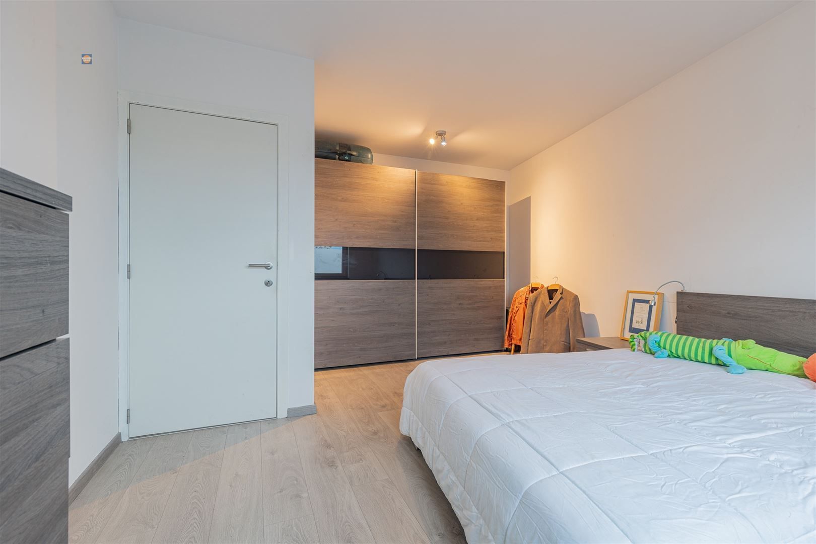 Ruim 3-slpk appartement met 2 autostaanplaatsen foto 6