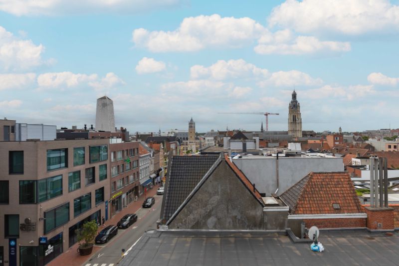 Roeselare-Stadskern. LUXE DUPLEXappartement met 2 slaapkamers en terras op 4 hoog afgewerkt in duurzame materialen. Maar liefst > 200 m2 bewoonbare ruimtes!! foto 2