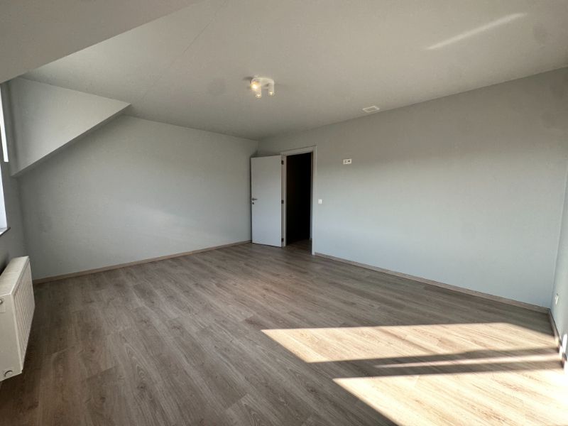 Instapklaar (volledig opgeschilderd) duplexappartement met 2 ruime slpk., terras, ondergrondse autostpl + kelderberging foto 15