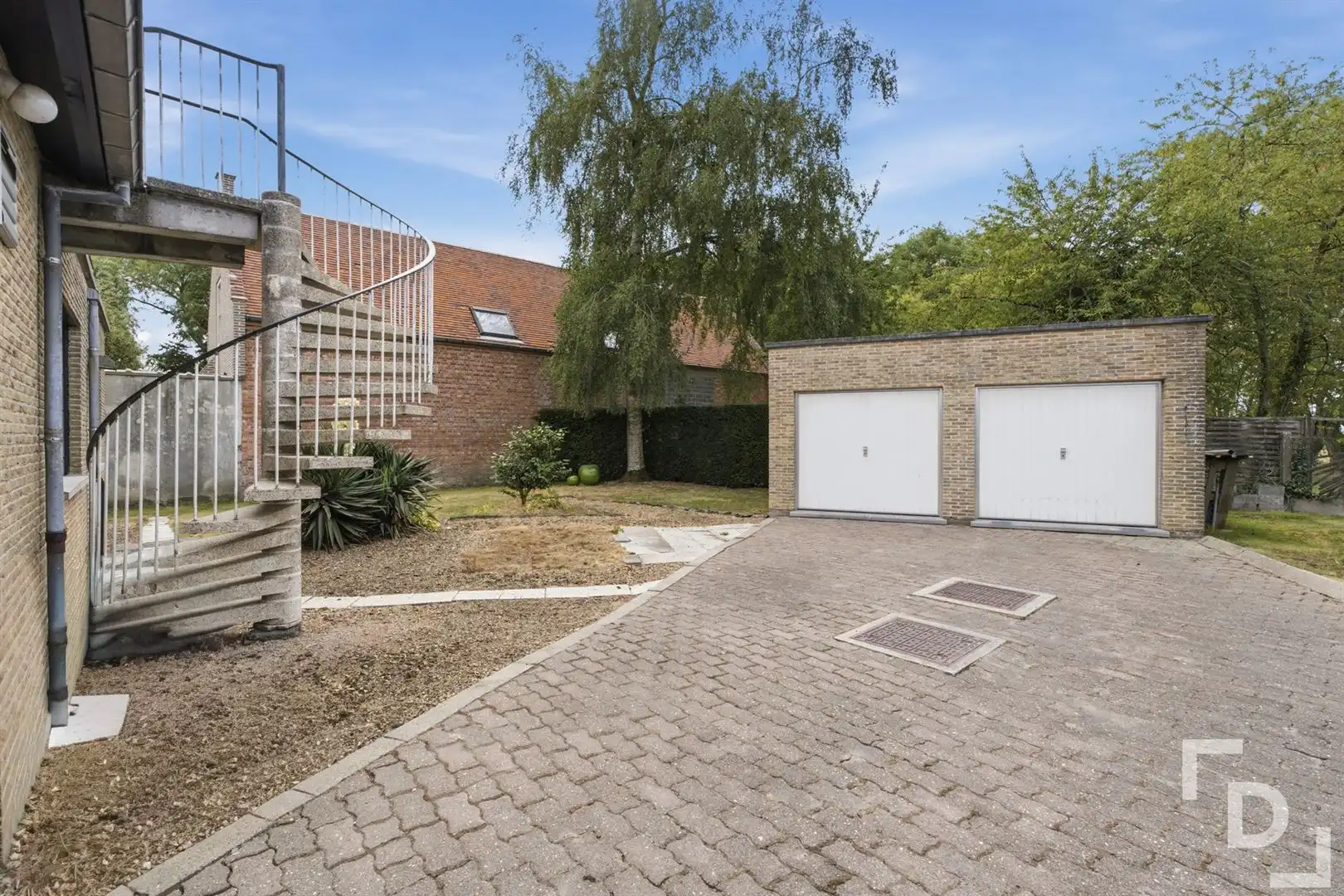 Ruim gebouw te koop met handelsruimte en appartement in Woumen. foto 41