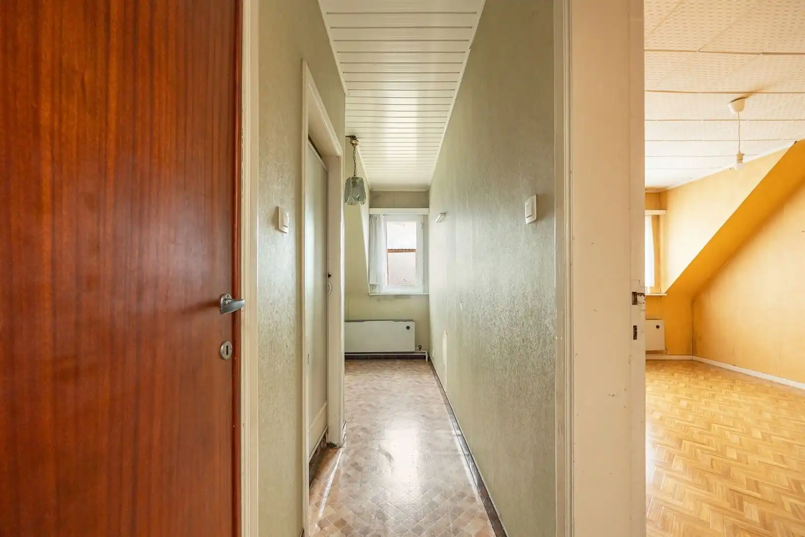 Ruime gezinswoning met zonnige tuin en renovatiepotentieel foto 23